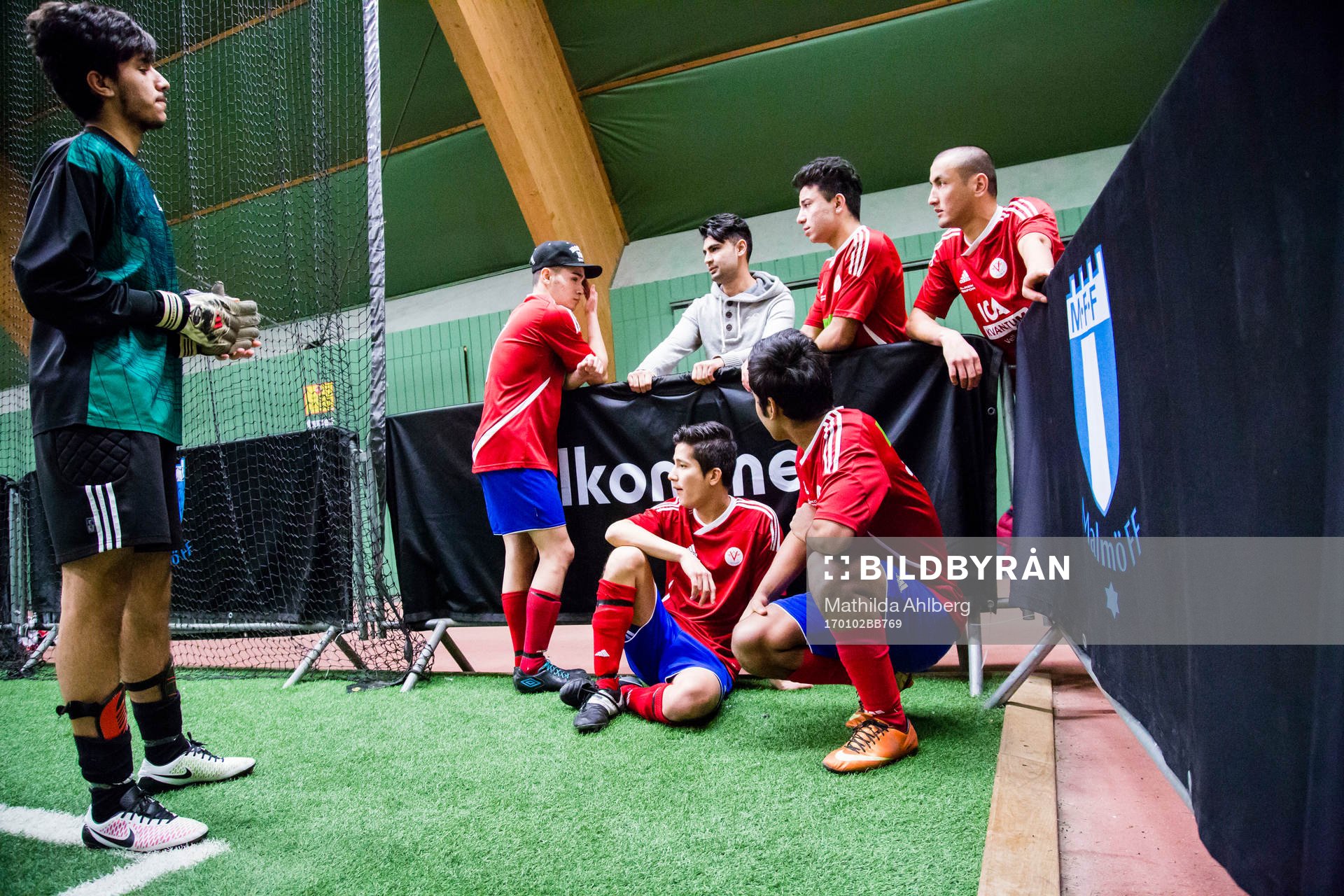 Spelare i Vellinge IF vid sidan av plan