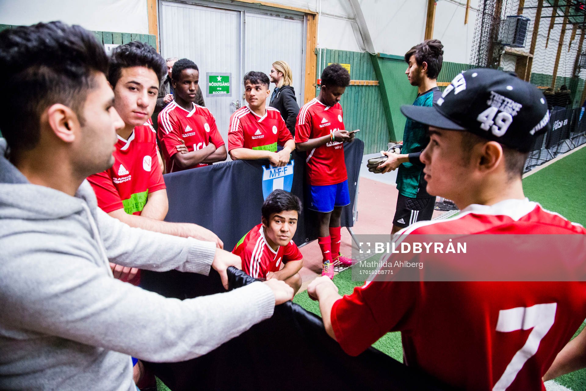 Spelare i Vellinge IF vid sidan av plan