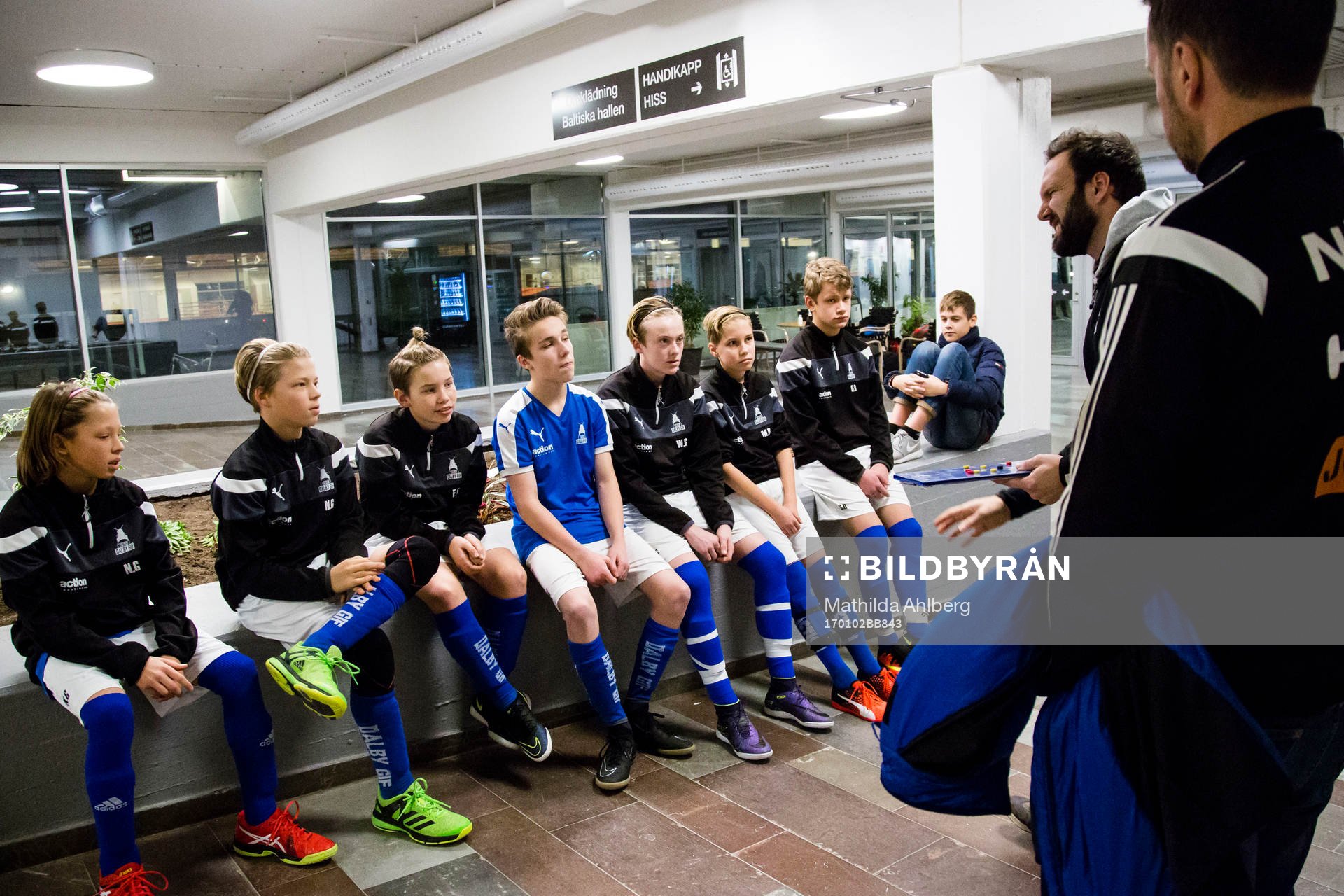 Ungdomsledare pratar med spelare