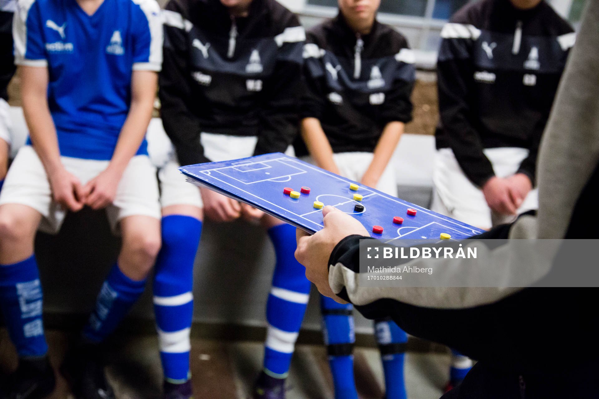 Ungdomsledare visar spelsystem