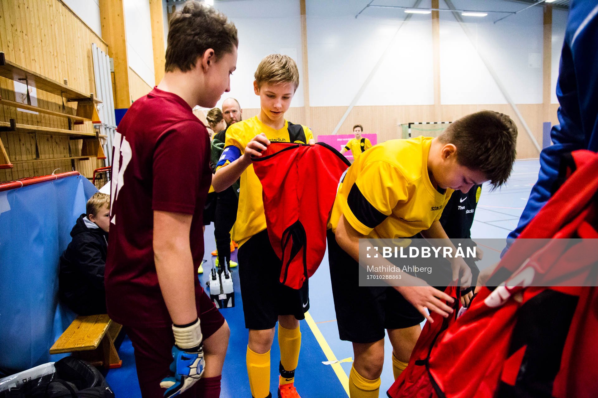Spelare tar på sig västar