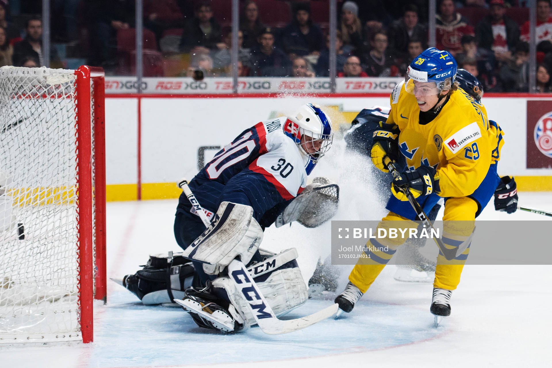 Sveriges Tim Söderlund gör 2-0 bakom Tjeckiens målvakt