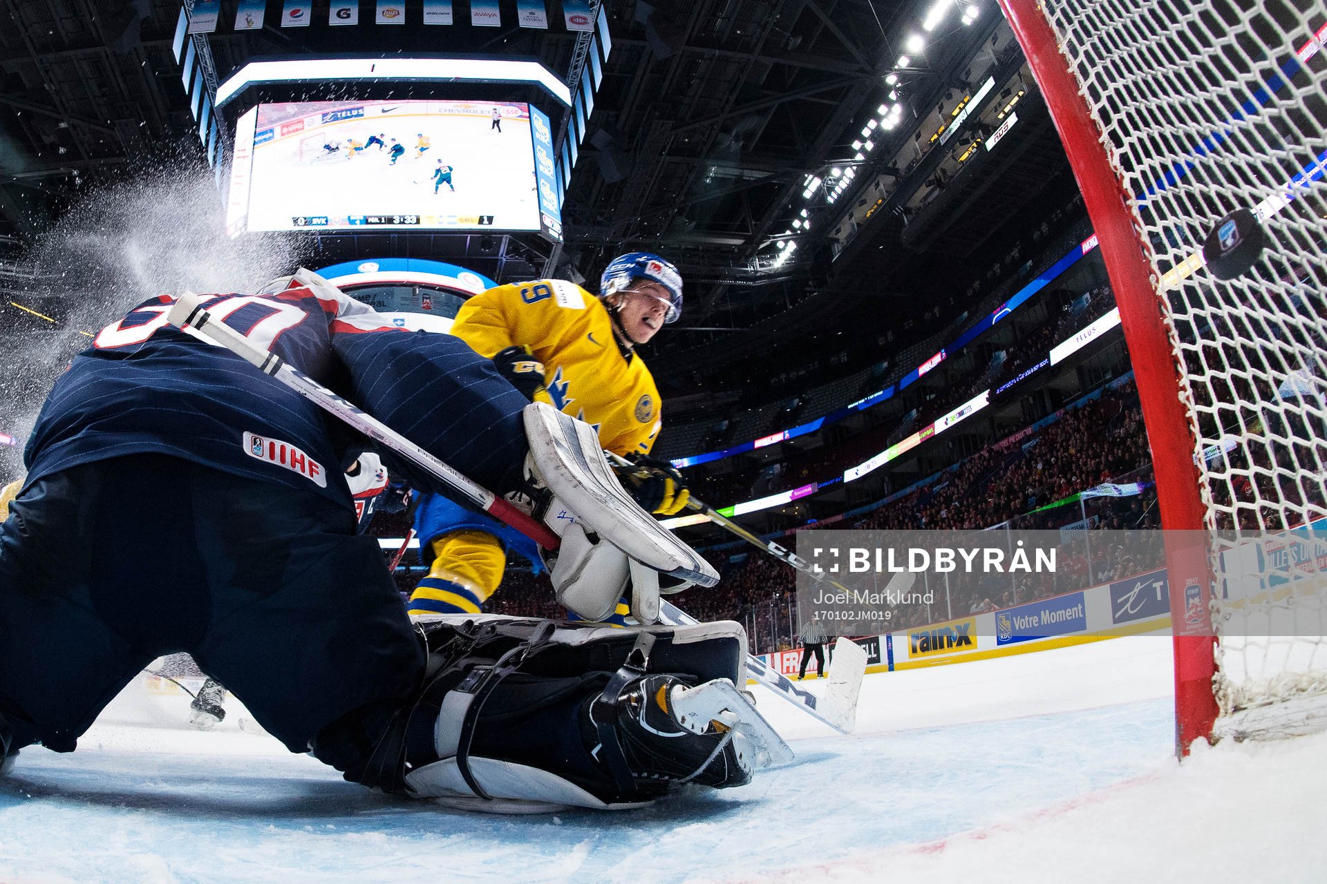 Sveriges Tim Söderlund gör 2-0 bakom Tjeckiens målvakt