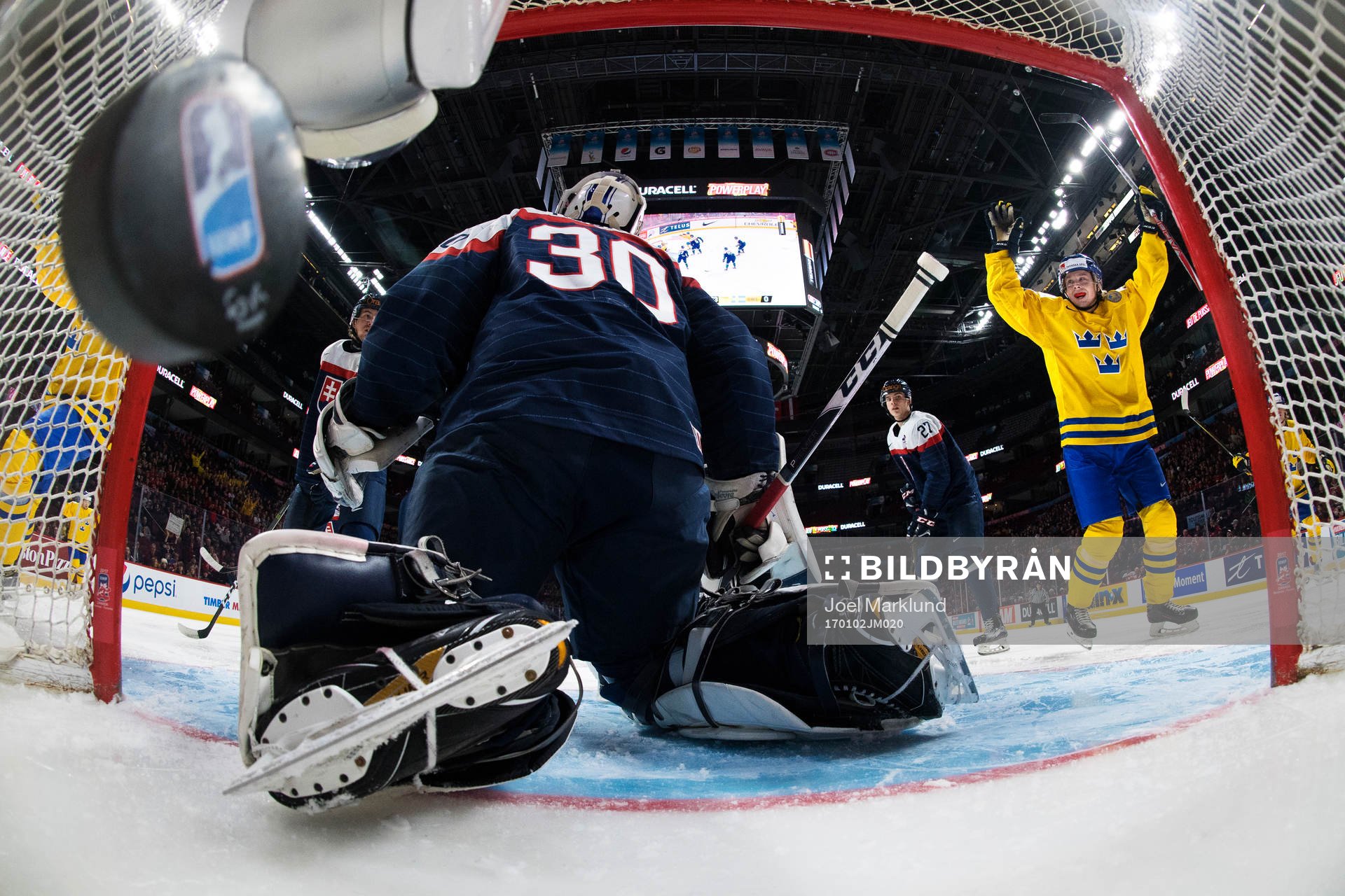 Sveriges Joel Eriksson Ek och Jonathan Dahlén jublar när