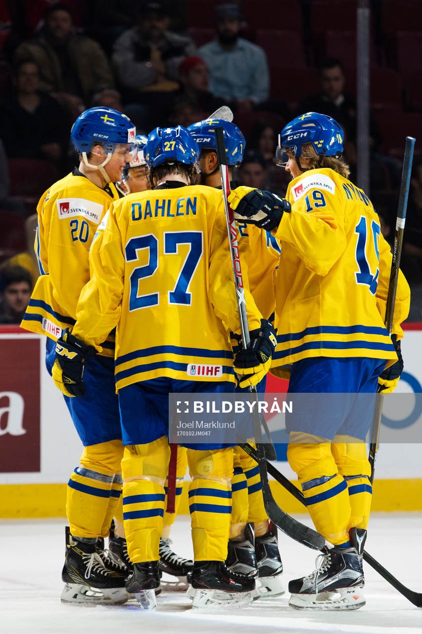 Sveriges Joel Eriksson Ek (t v) jublar med lagkamrater
