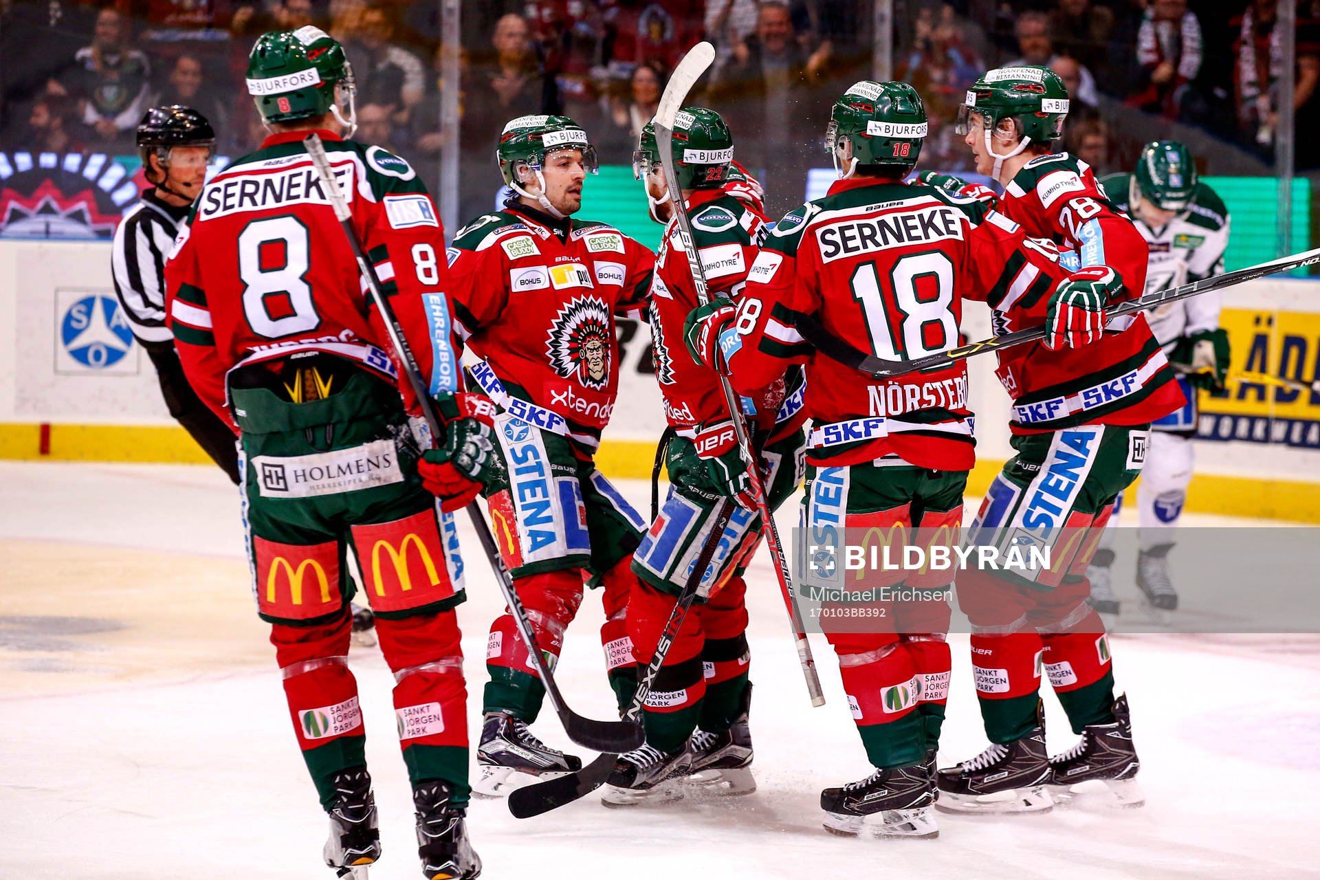 Frölundas Robin Figren  jublar med lagkamrater