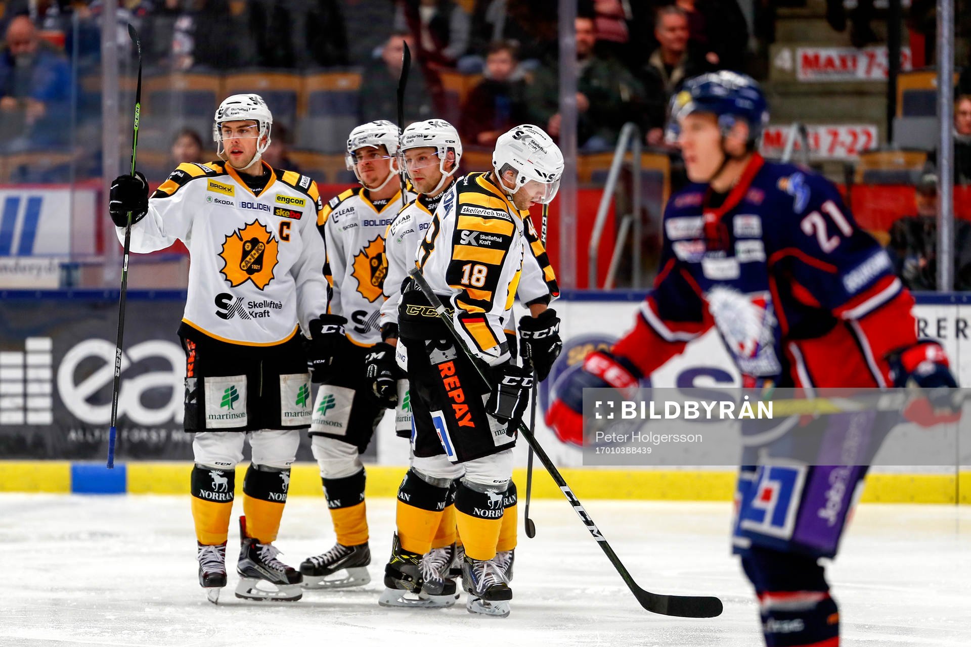 Skellefteås Emil Djuse jublar med lagkamrater