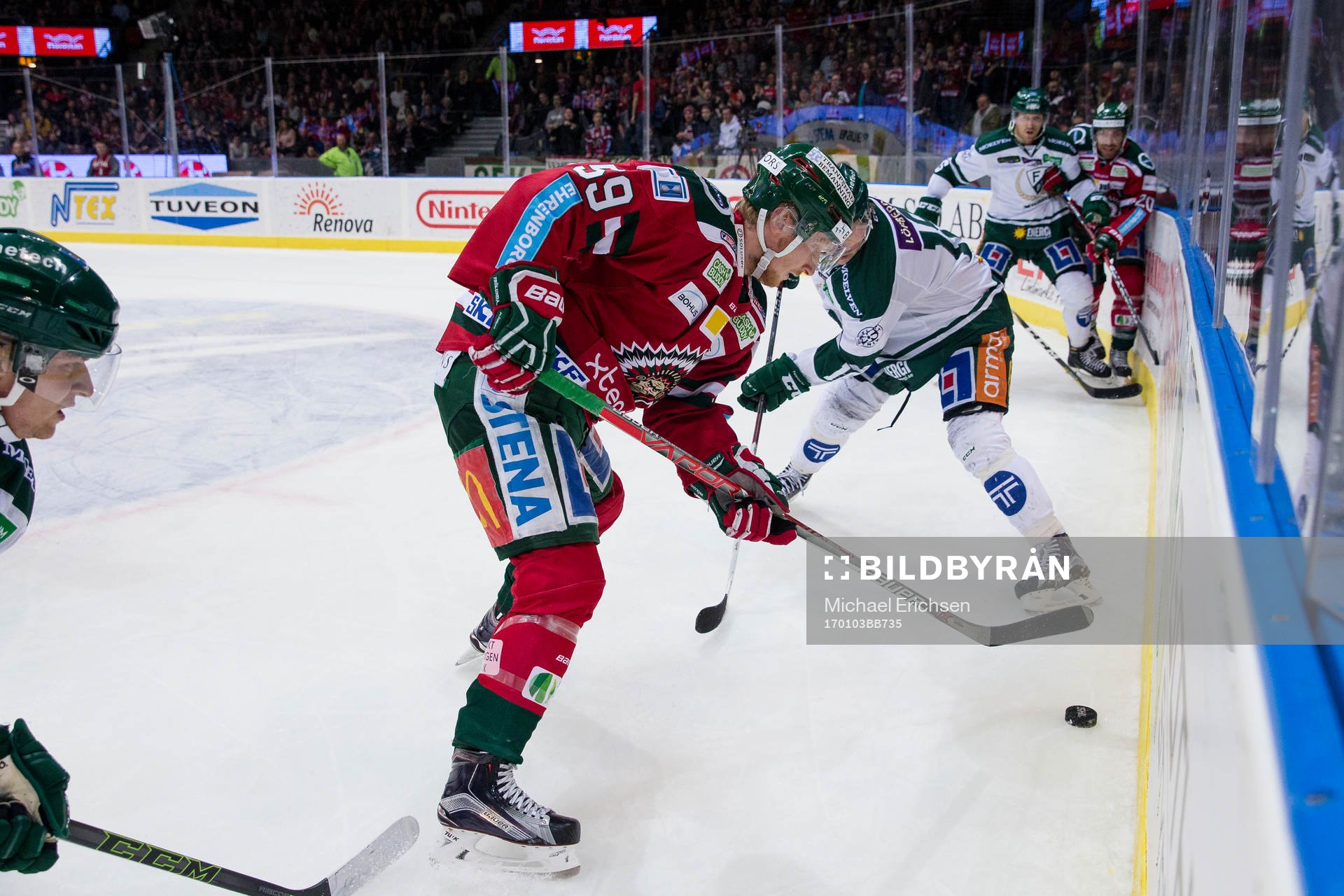 Frölundas Simon Hjalmarsson i kamp om pucken vid sargen