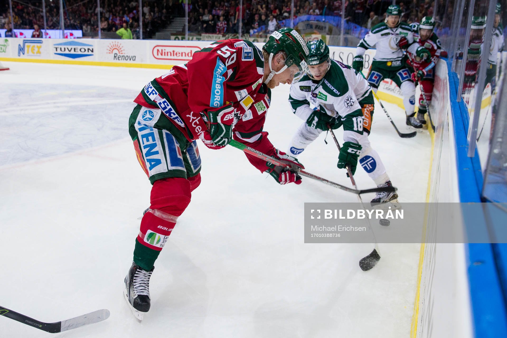 Frölundas Simon Hjalmarsson i kamp om pucken med