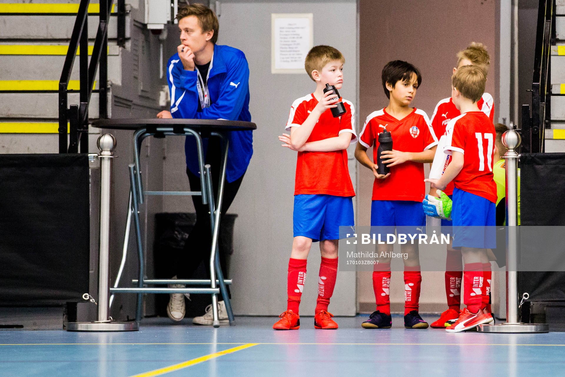 Spelare väntar på att få komma in till match under ungdomsturneringen Skånecupen i fotboll den 3 januari 2017 i Malmö. 