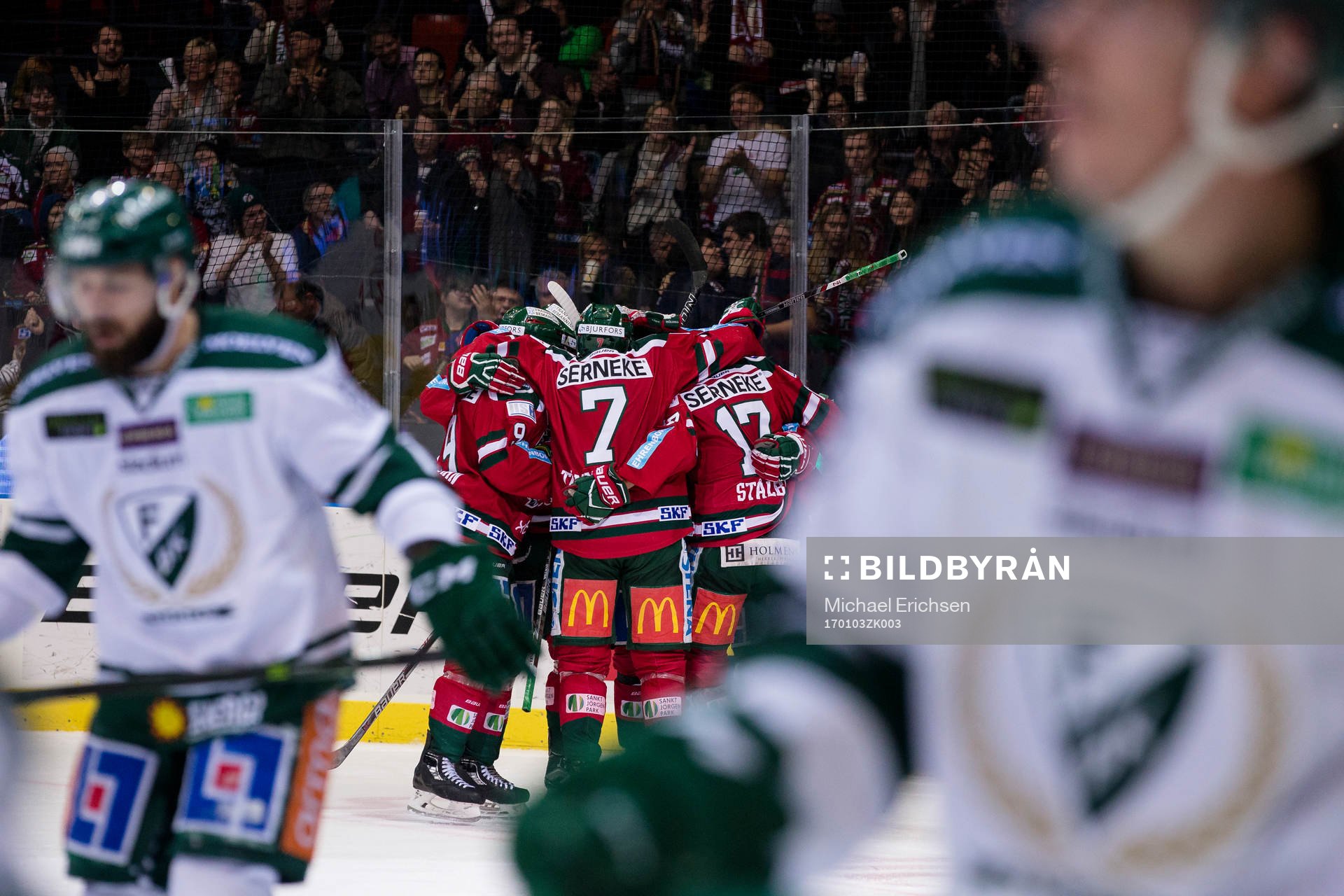 Frölunda firar Simon Hjalmarssons 5-0 mål