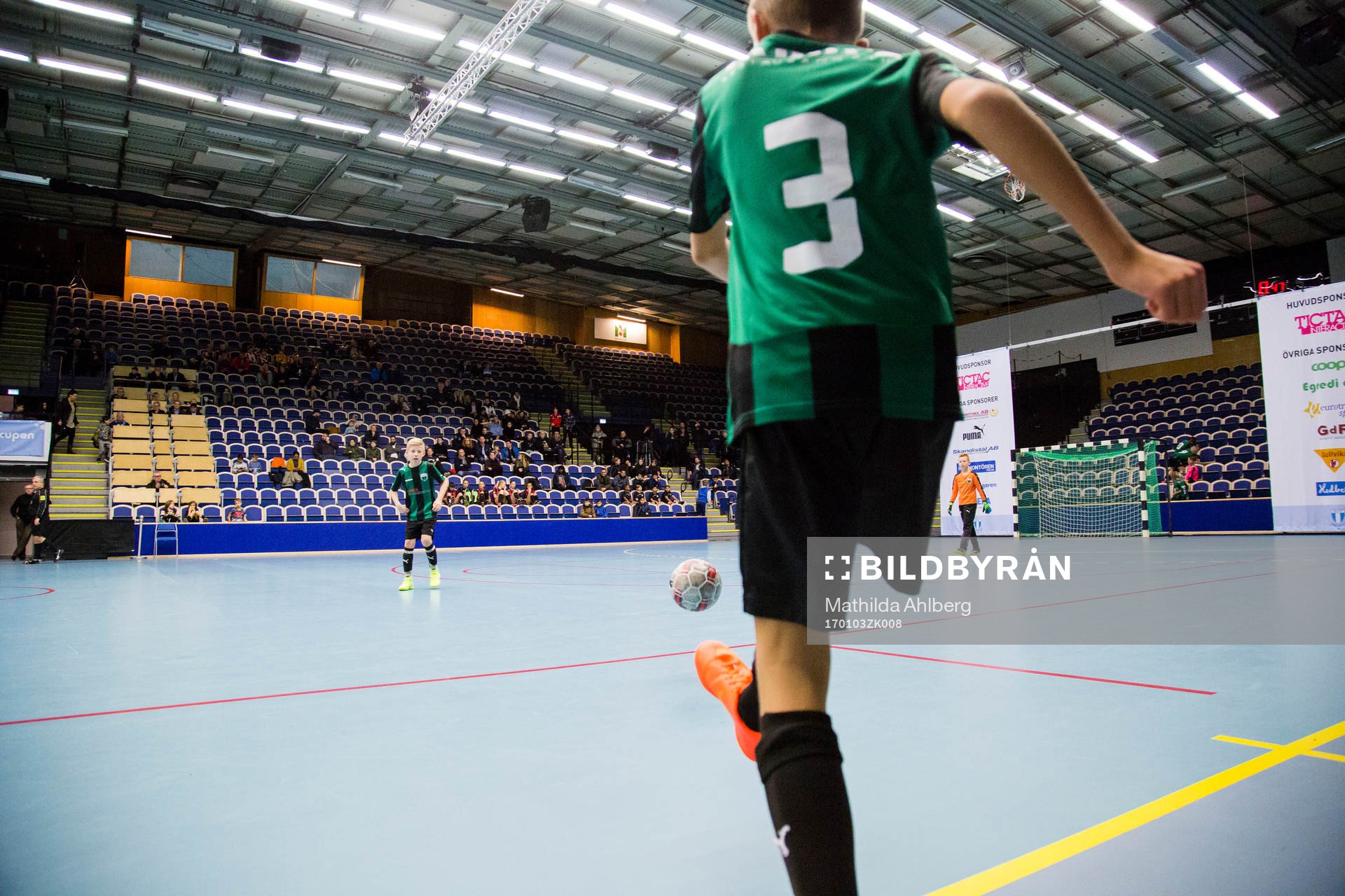 Spelare skjuter in bollen
