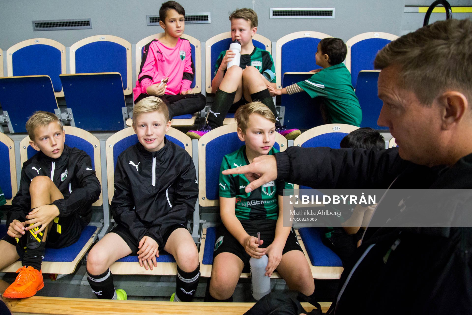 Spelare i Hyllie BK får instruktioner från sin