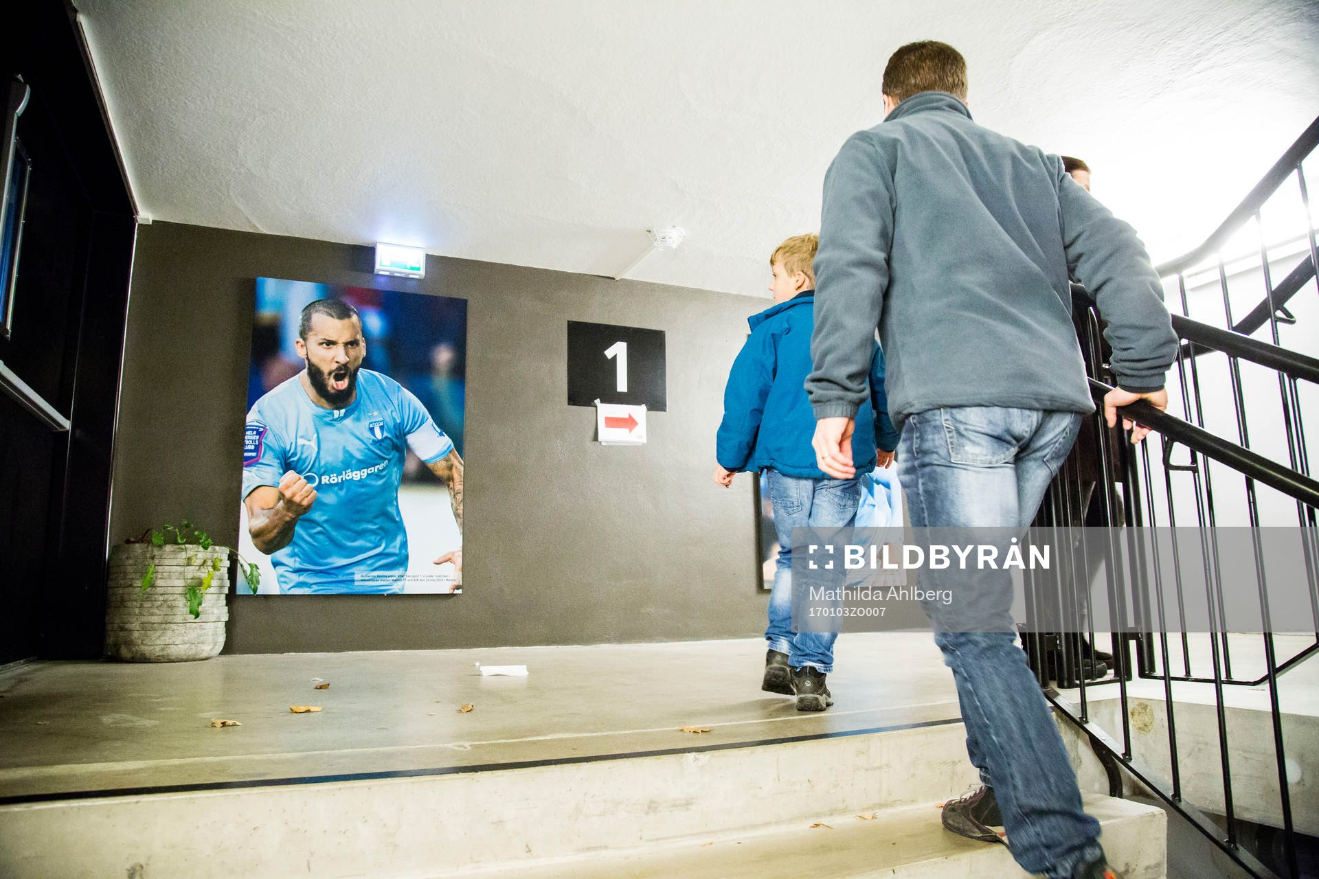 Besökare går i trappuppgången på Swedbank Stadion