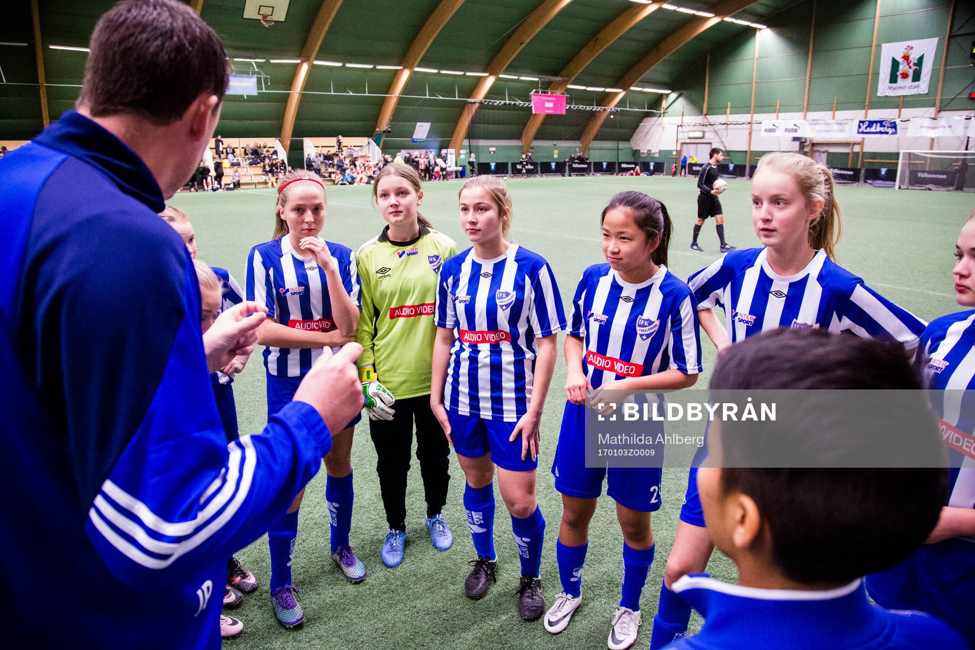 Spelare i IFK Trelleborg lyssnar på sin ledare