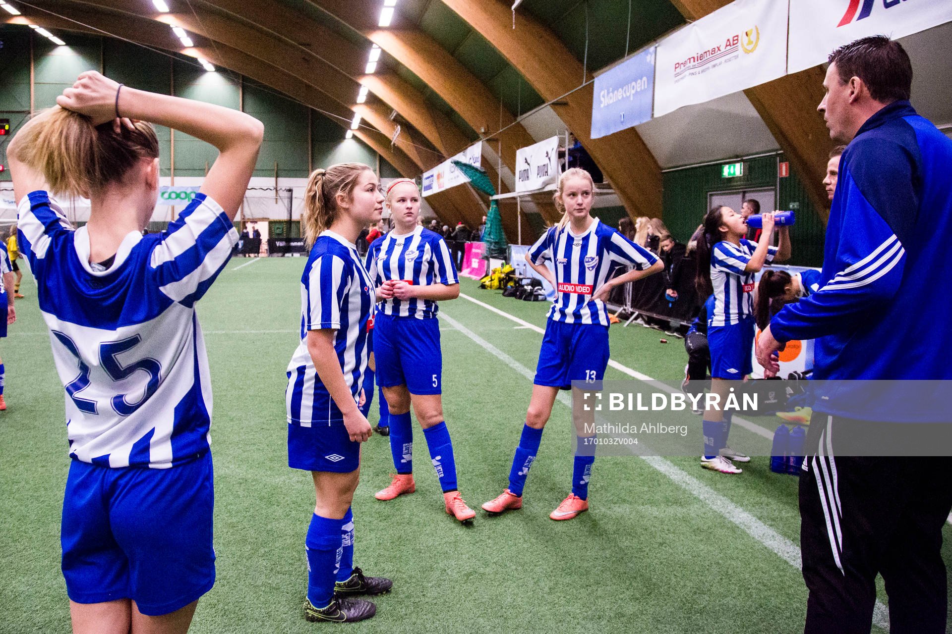 Spelare i IFK Trelleborg lyssnar på sin ledare under ungdomsturneringen Skånecupen i fotboll den 3 januari 2017 i Malmö. 