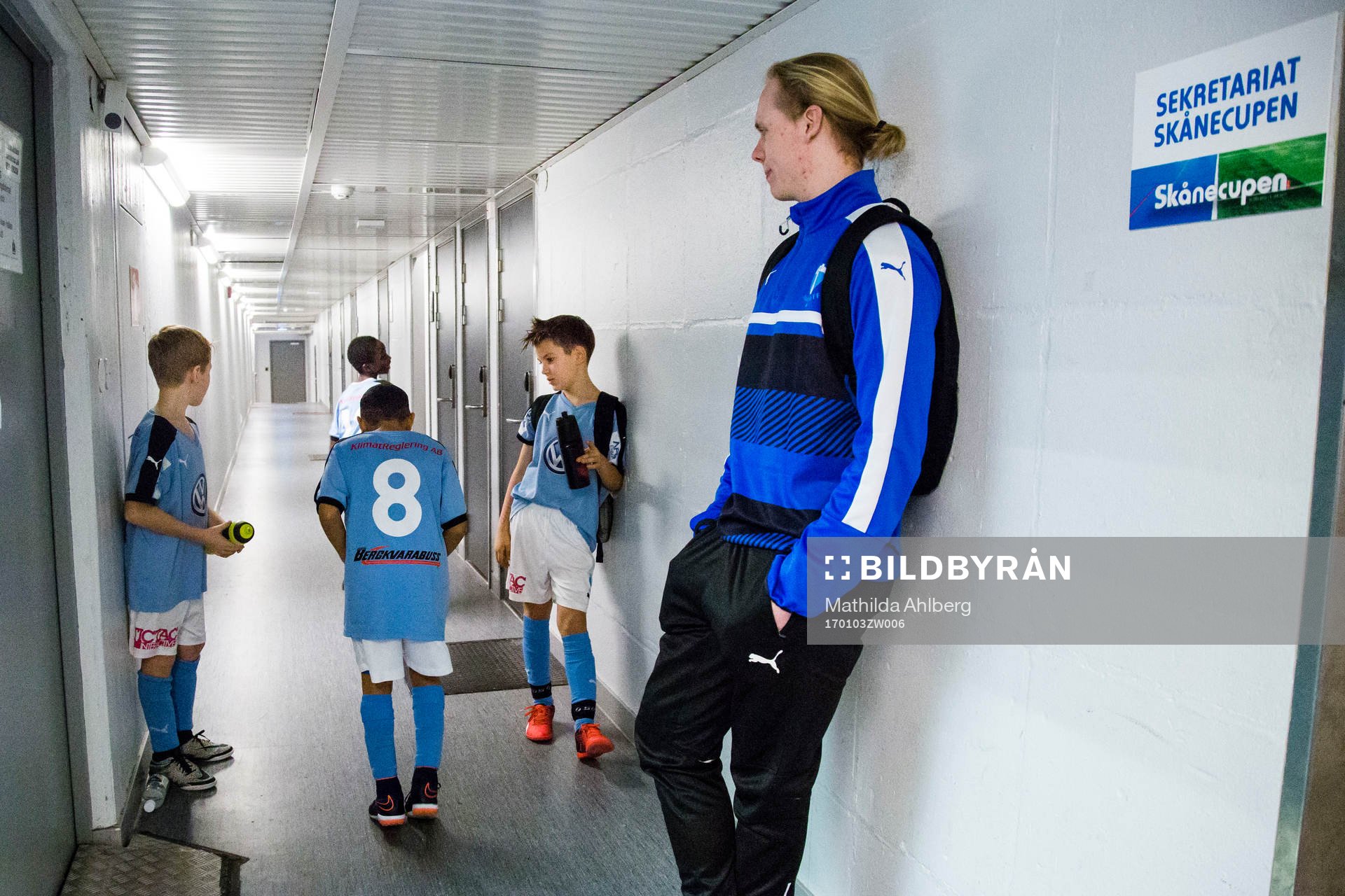 Spelare och ledare i Malmö FF väntar på match i en