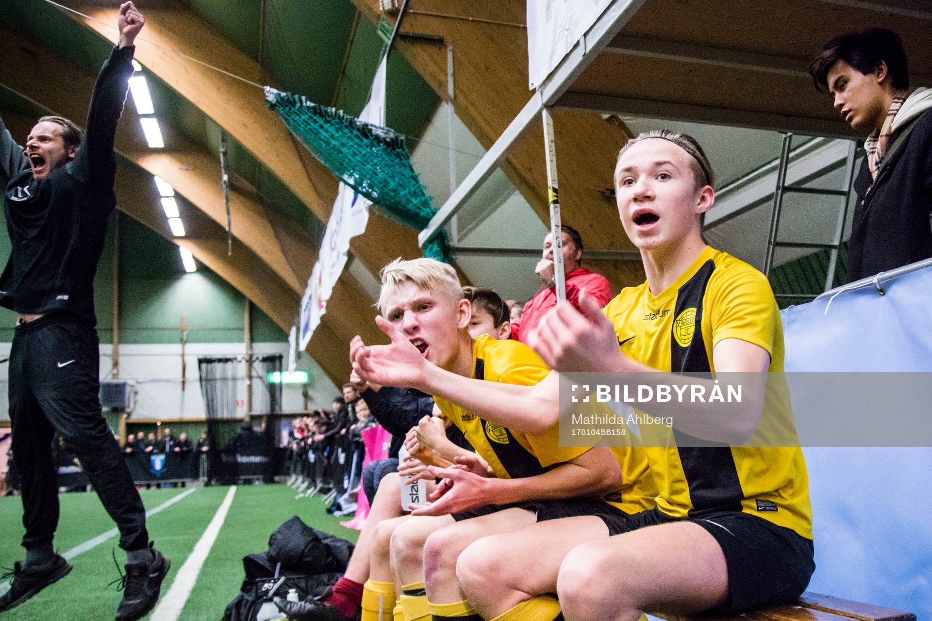 Spelare och ledare i Västra Ingelstads IS jublar