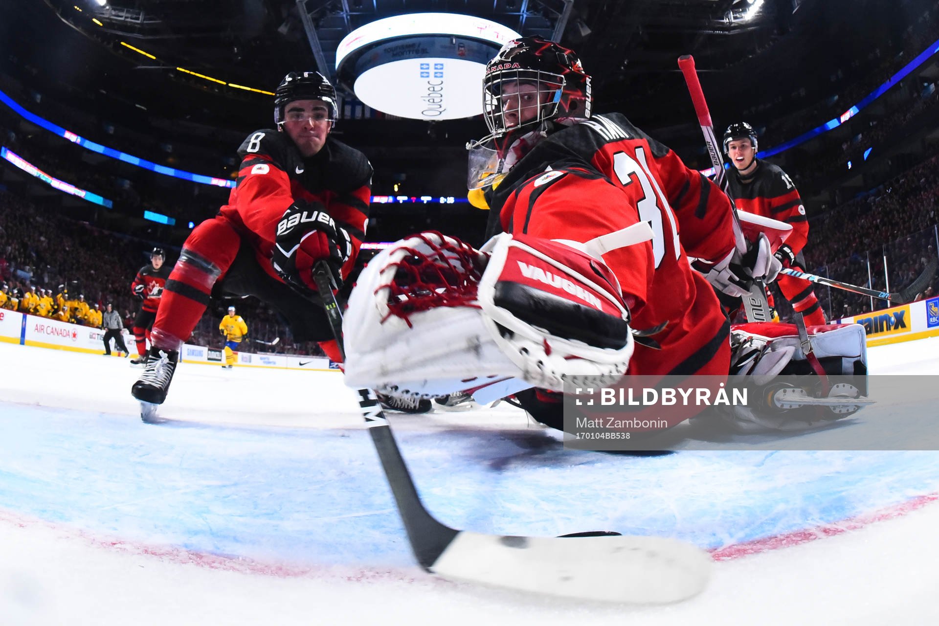 Kanadas Dante Fabbro och målvakt Carter Hart stoppar