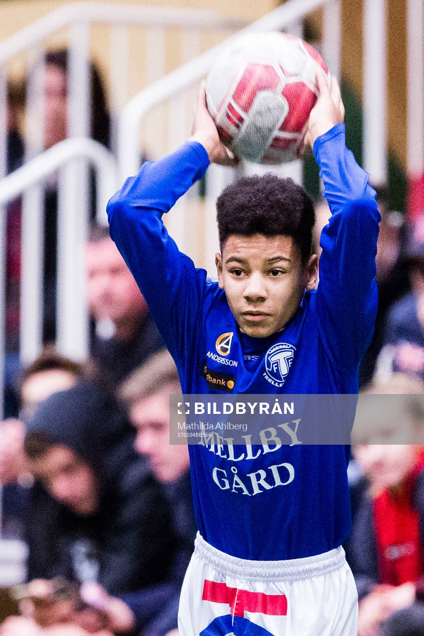 Spelare från Trelleborgs FF kastar inkast