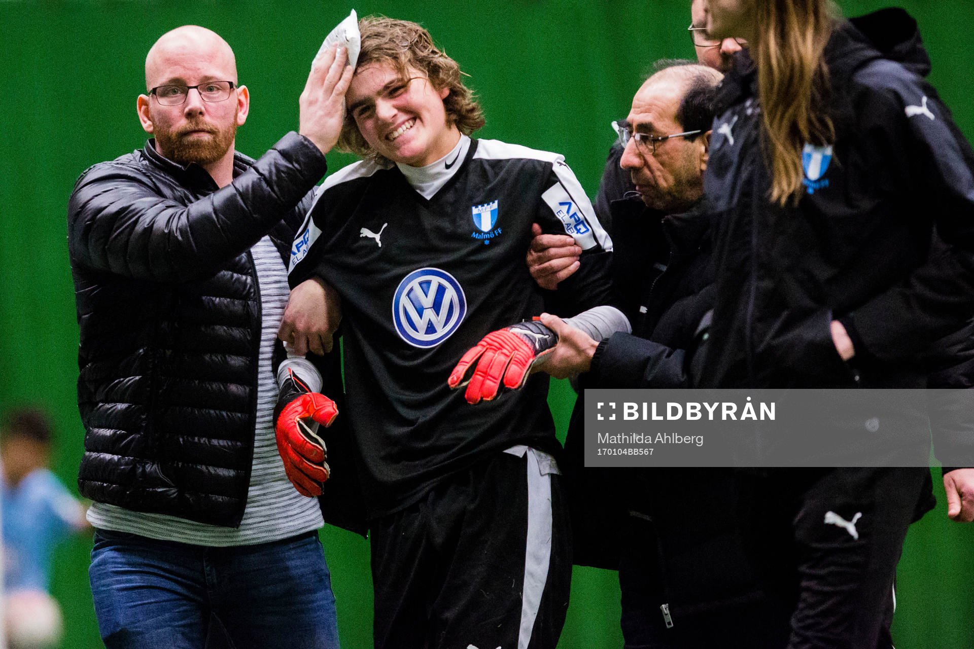 Malmö FF;s målvakt får hjälp av planen