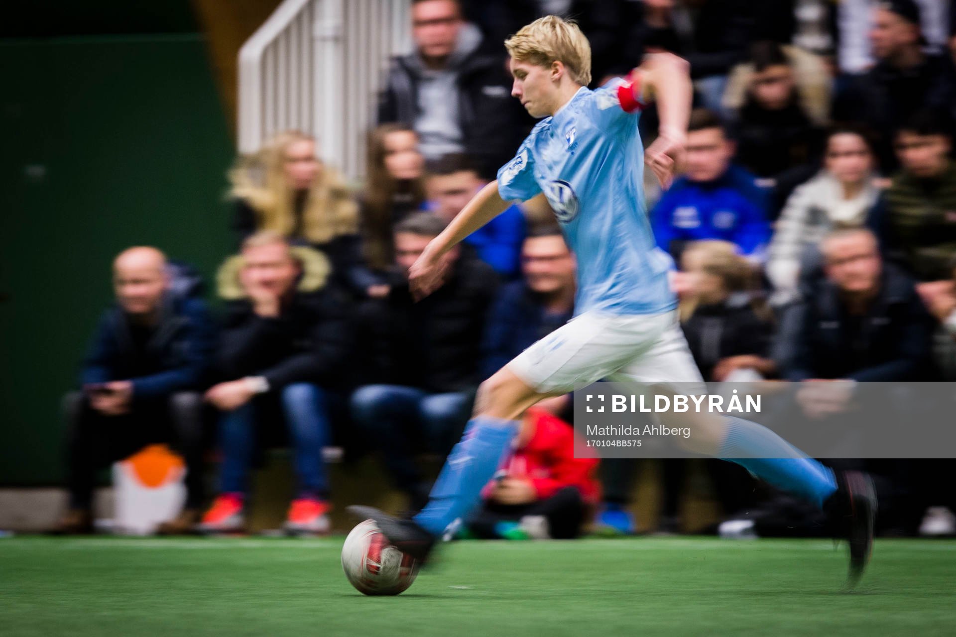 Spelare jagar boll i rörelseoskärpa under ungdomsturneringen Skånecupen i fotboll den 4 januari 2017 i Malmö. 