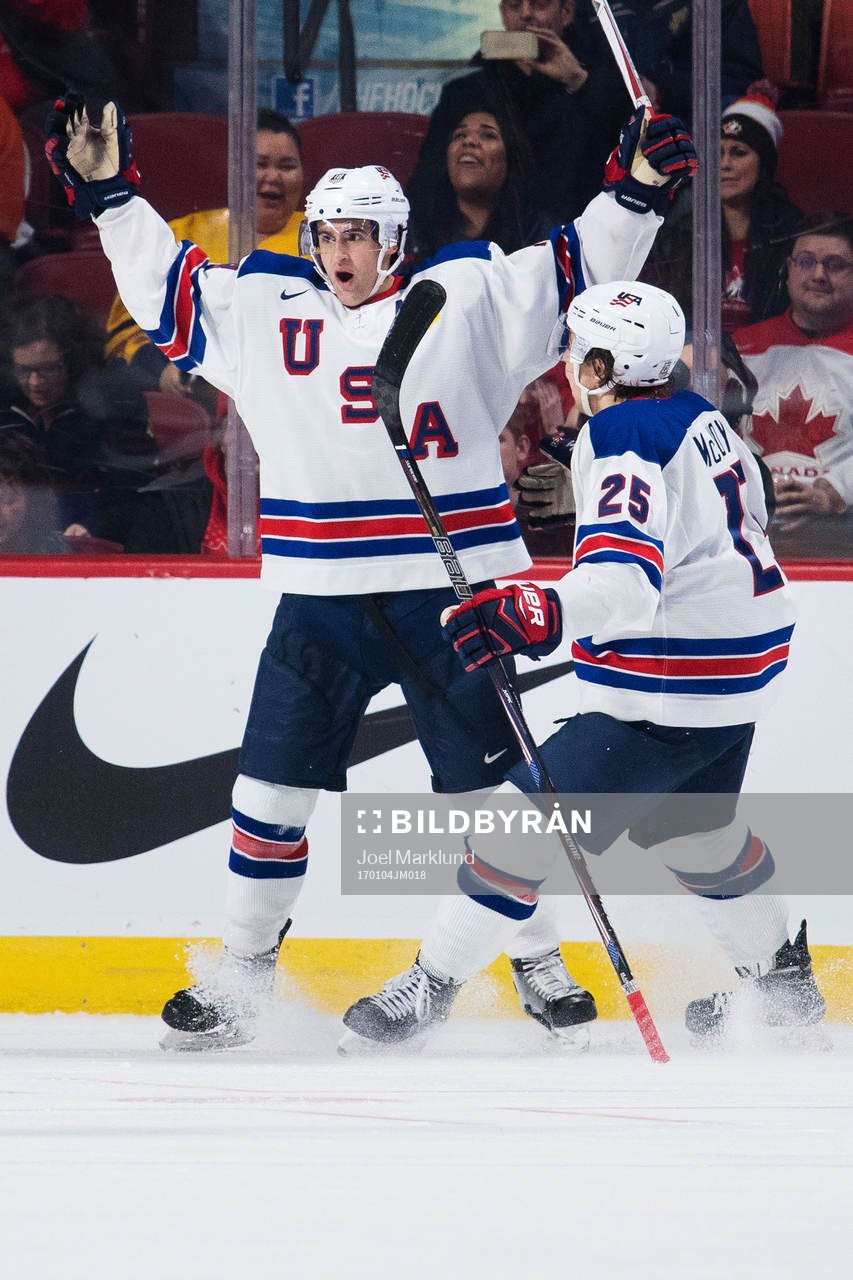 s Colin White och Charlie McAvoy jublar