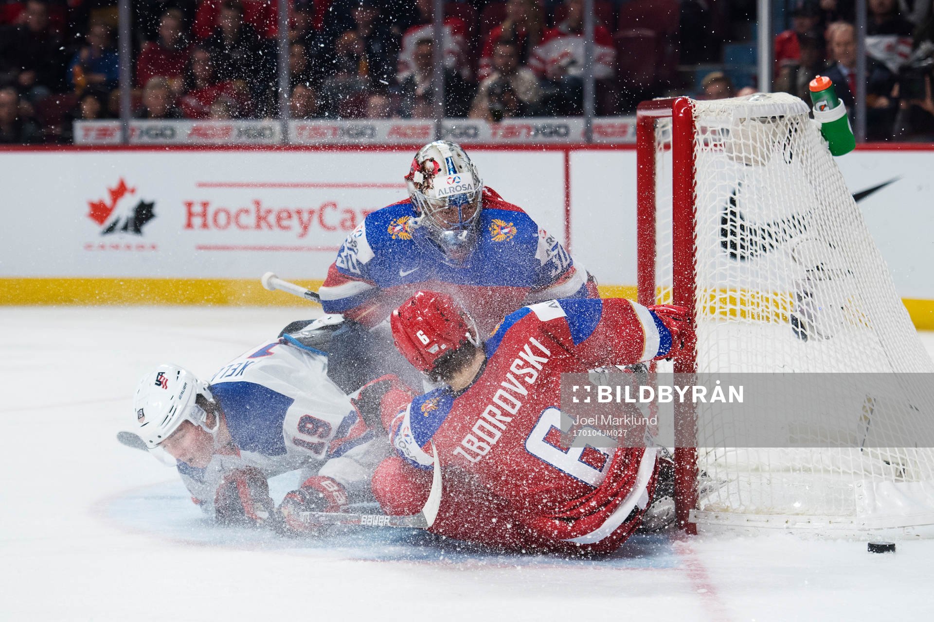 s Clayton Keller dras ned av Rysslands Sergei Zborovski