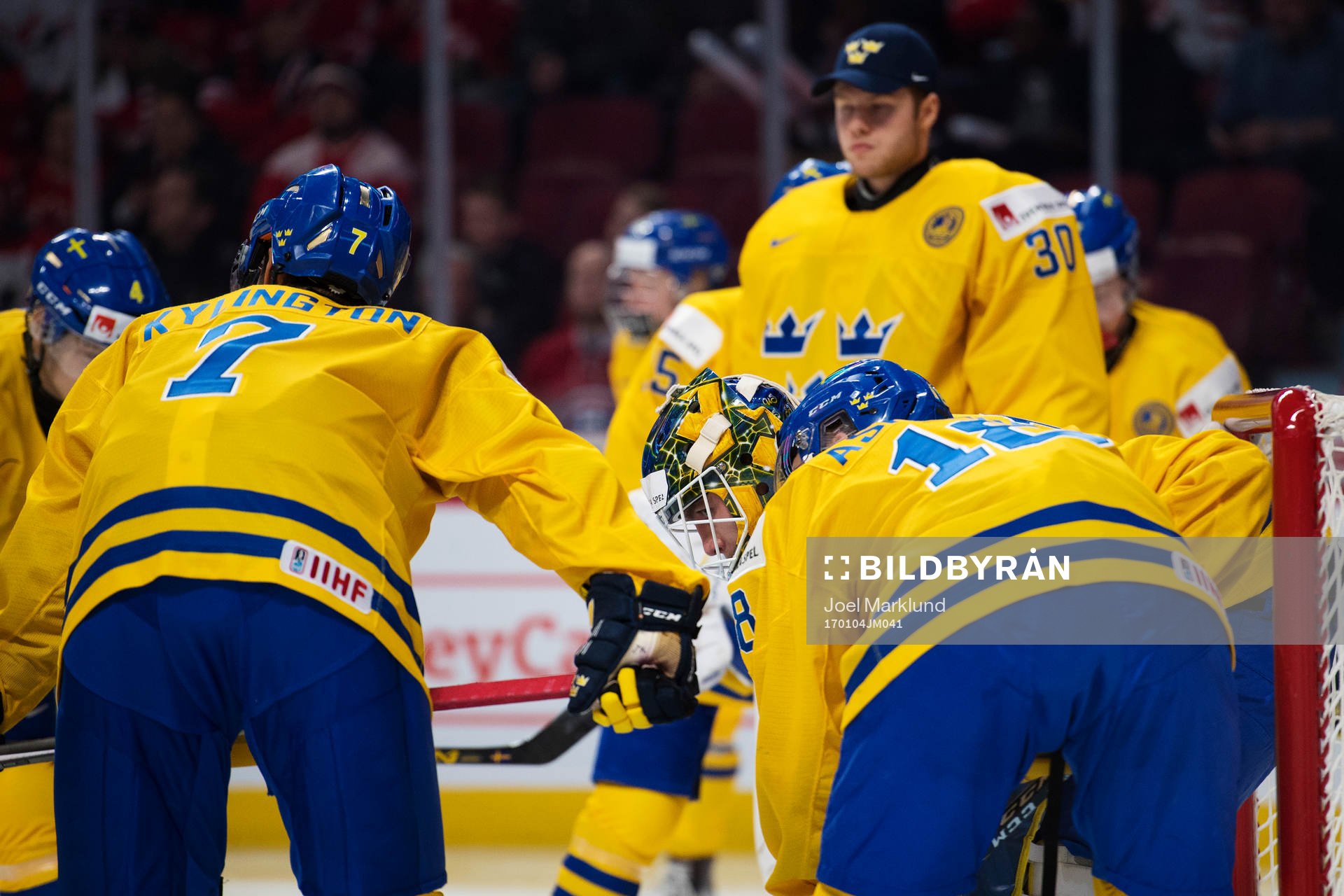 Sveriges spelare samlas runt sin målvakt Felix Sandström