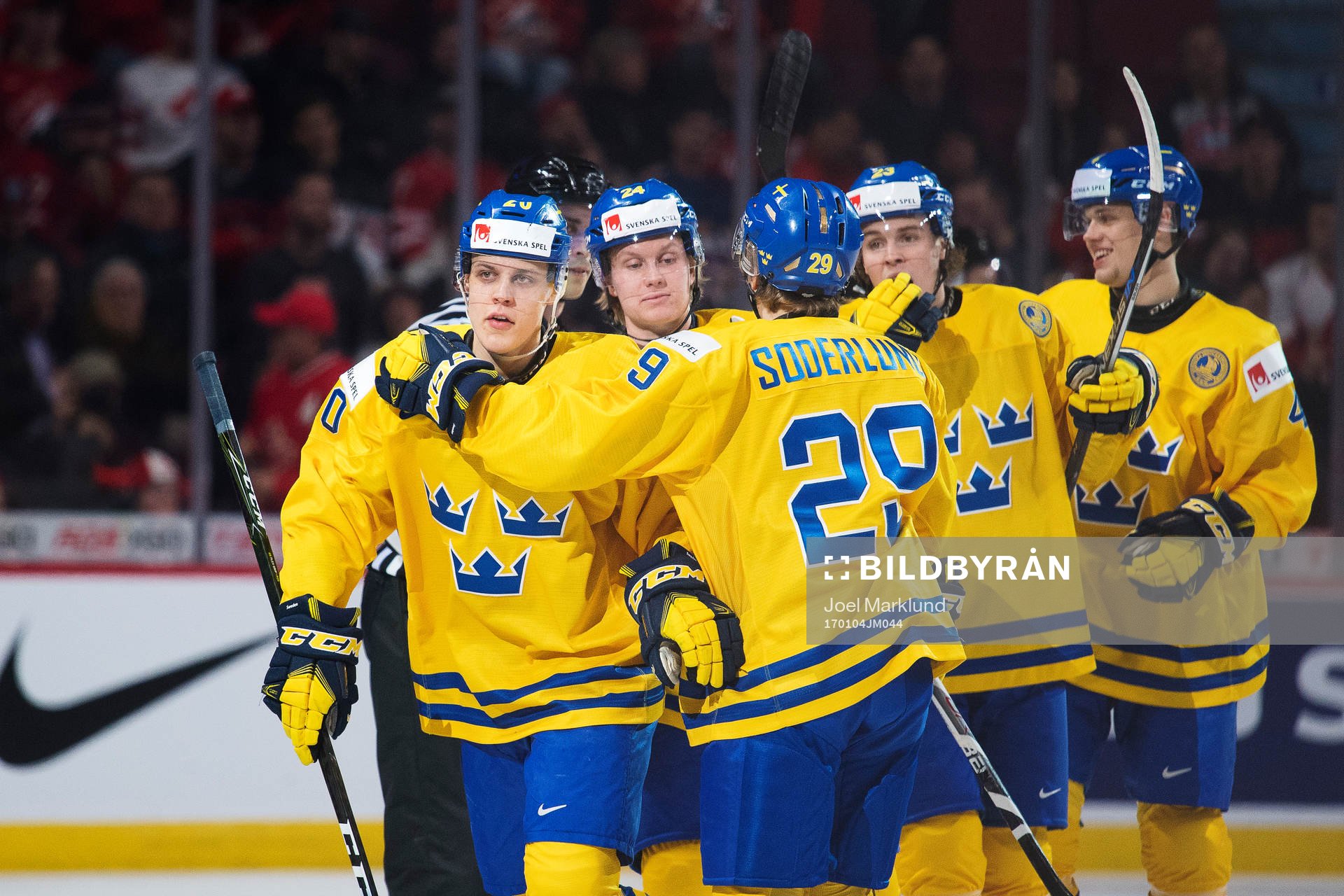 Sveriges Joel Eriksson Ek jublar med lagkamrater