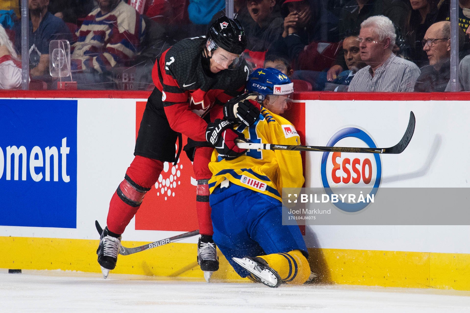 Kanadas Jake Bean tacklar Sveriges Elias Pettersson