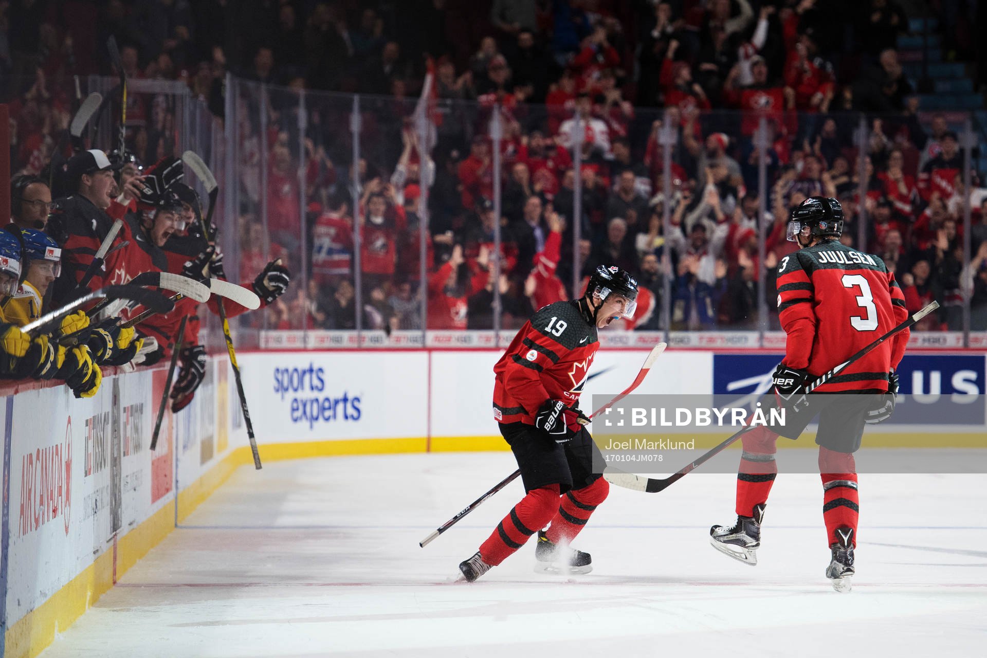 Kanadas Dylan Strome och Noah Juulsen jublar