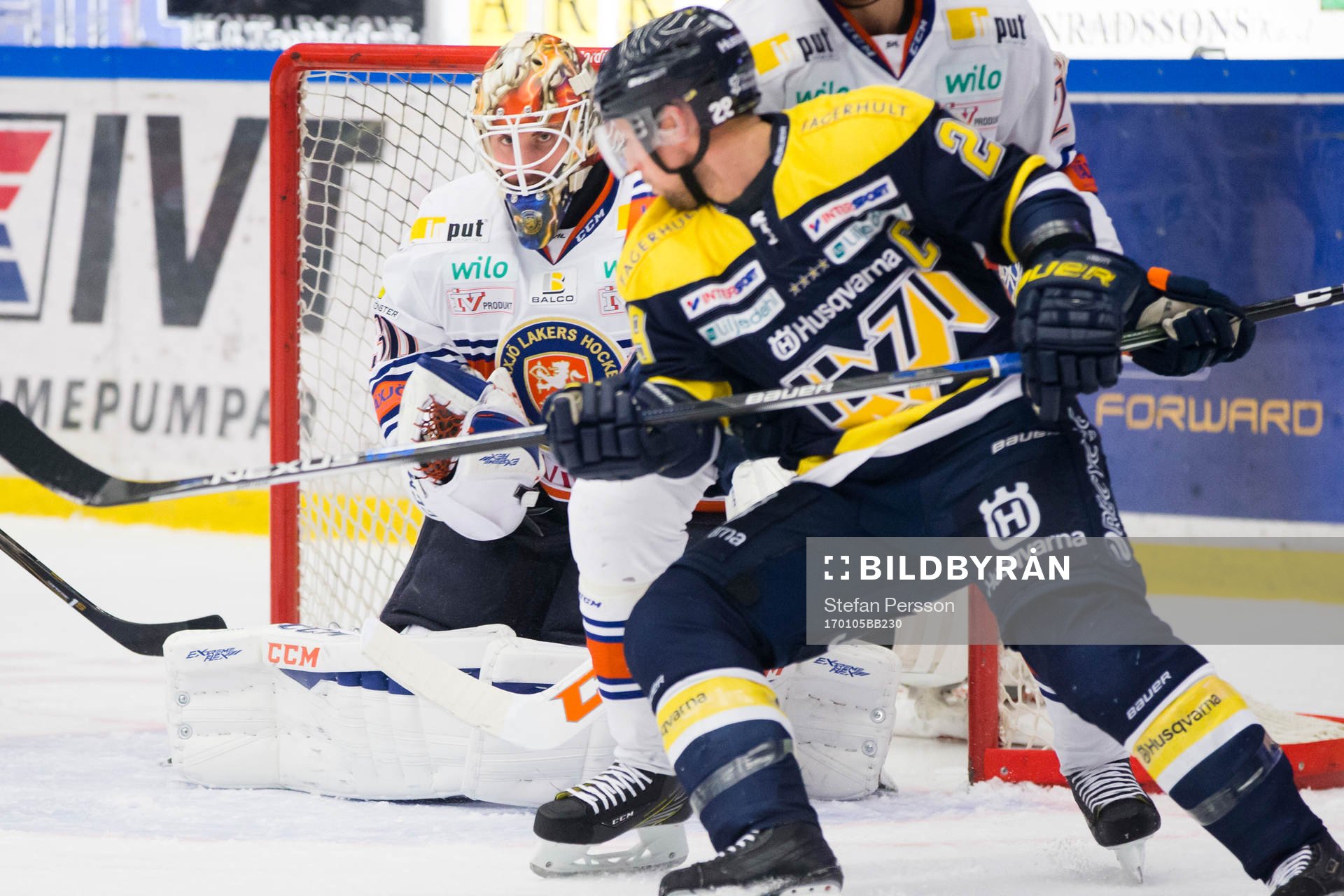 Växjös målvakt Joacim Eriksson blockerar pucken