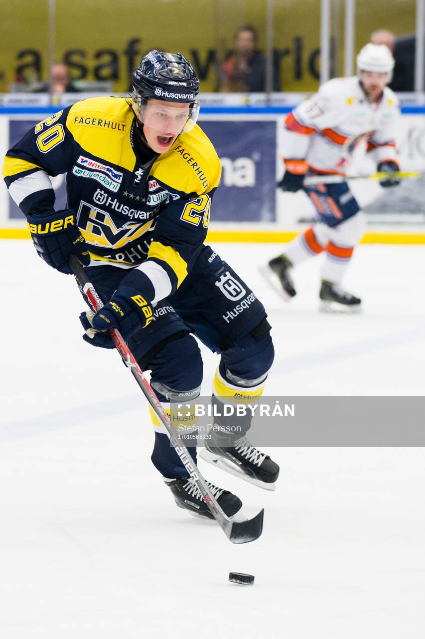 s Lawrence Pilut med pucken