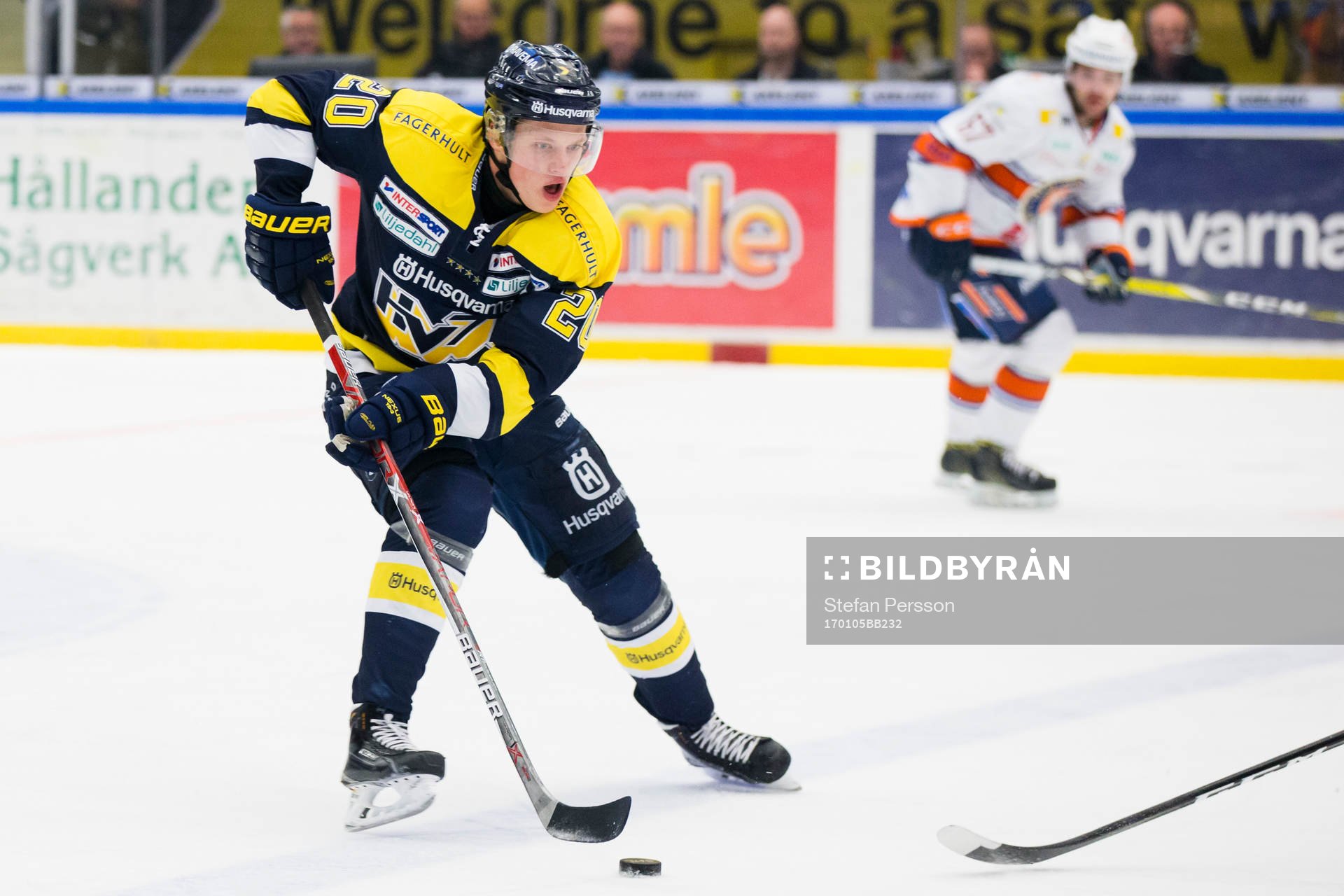 s Lawrence Pilut med pucken
