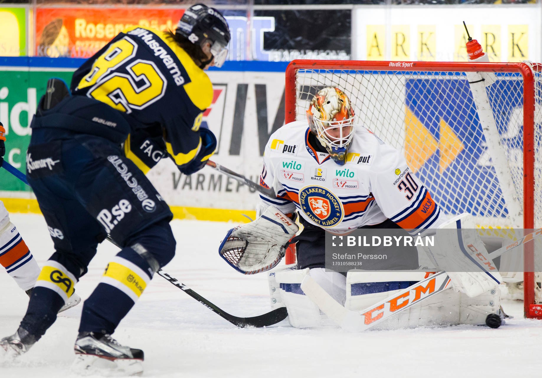 s Kevin Stenlund skjuter mot Växjös målvakt Joacim