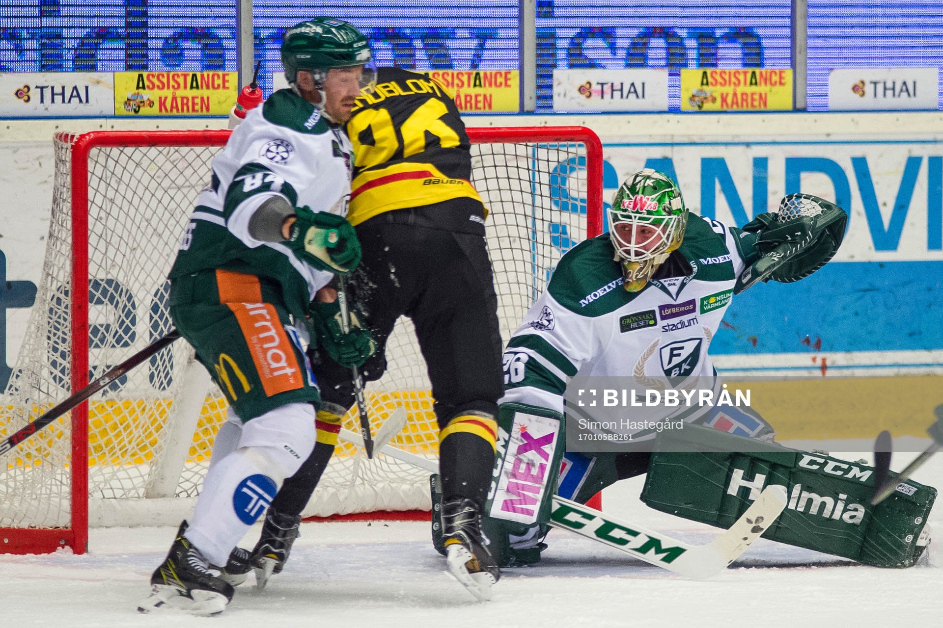 Brynäs Oskar Lindblom oroar framför Färjestads målvakt