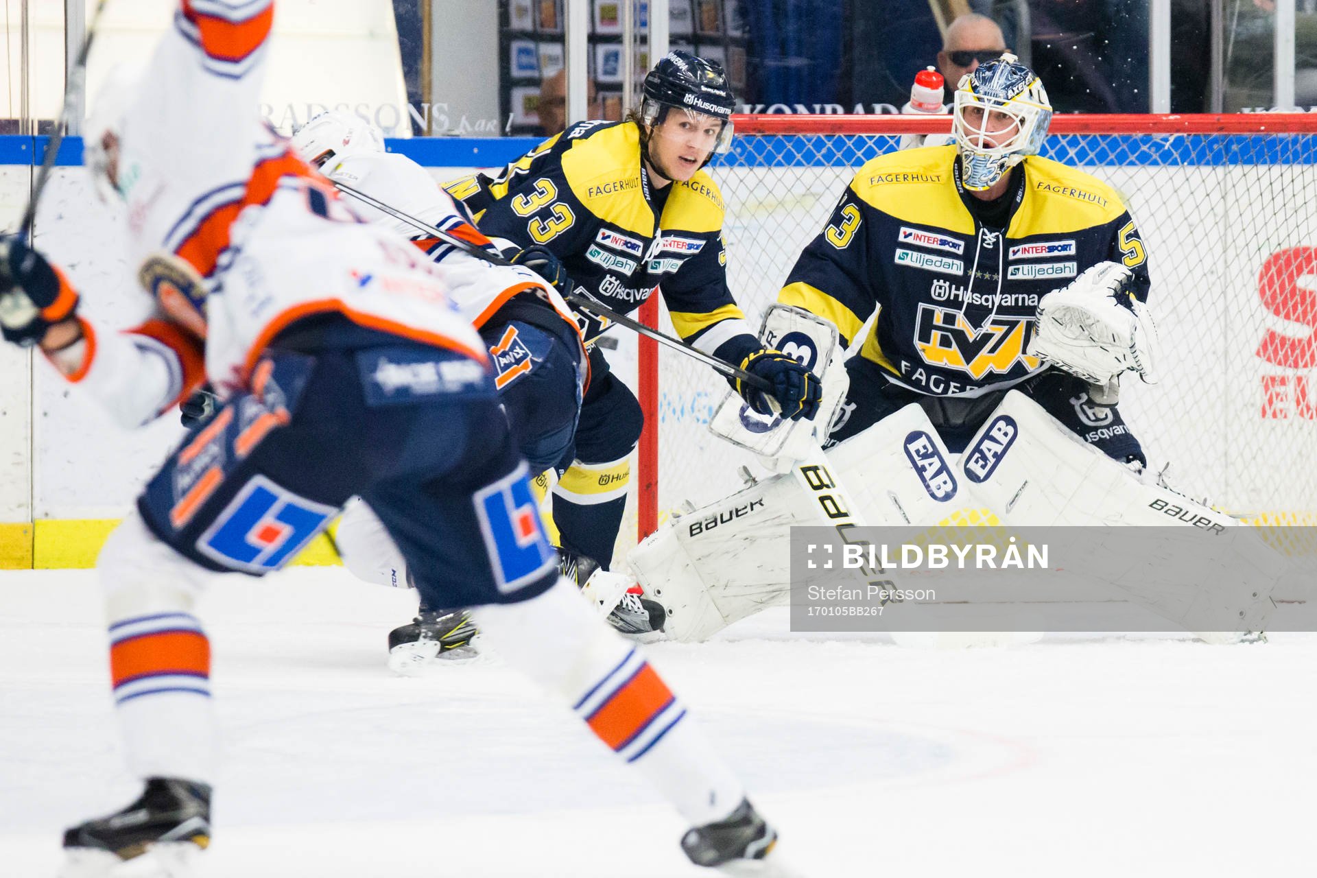 s Niklas Hansson och målvakt Fredrik Pettersson-Wentzel