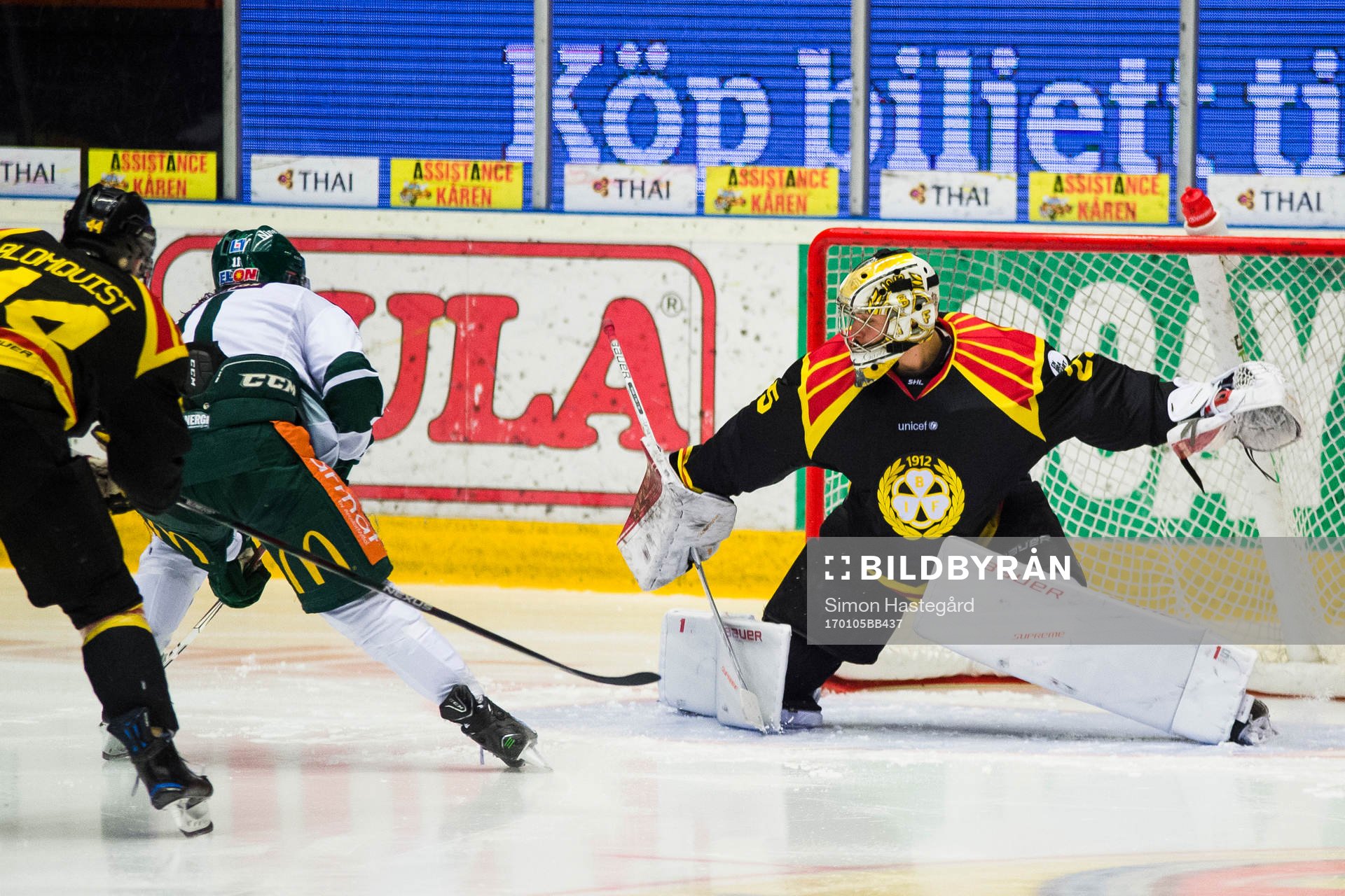 Brynäs målvakt Jonas Johansson räddar skott från