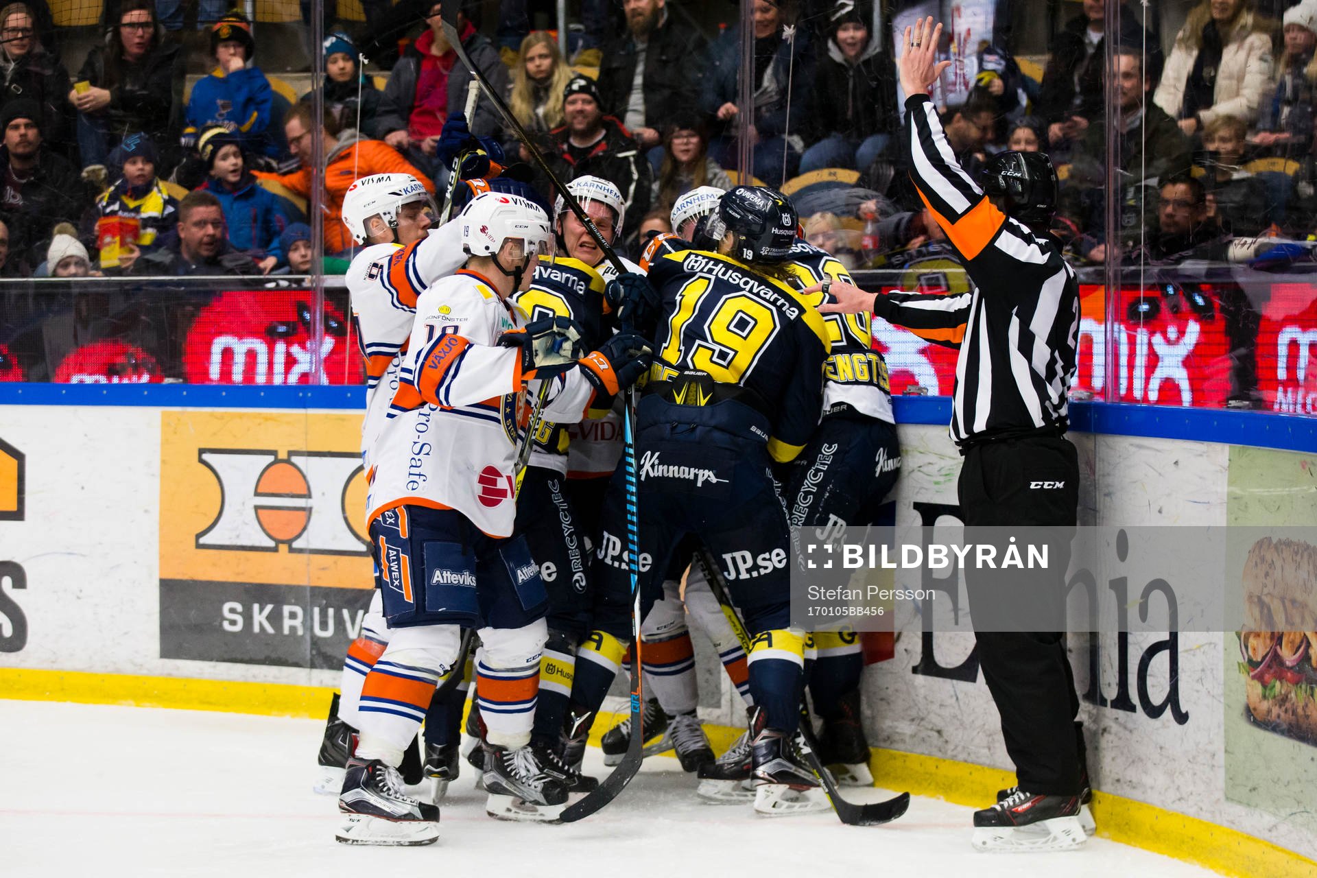 s Anton Bengtsson tacklade Växjös Nick Bailen (ej i bild)