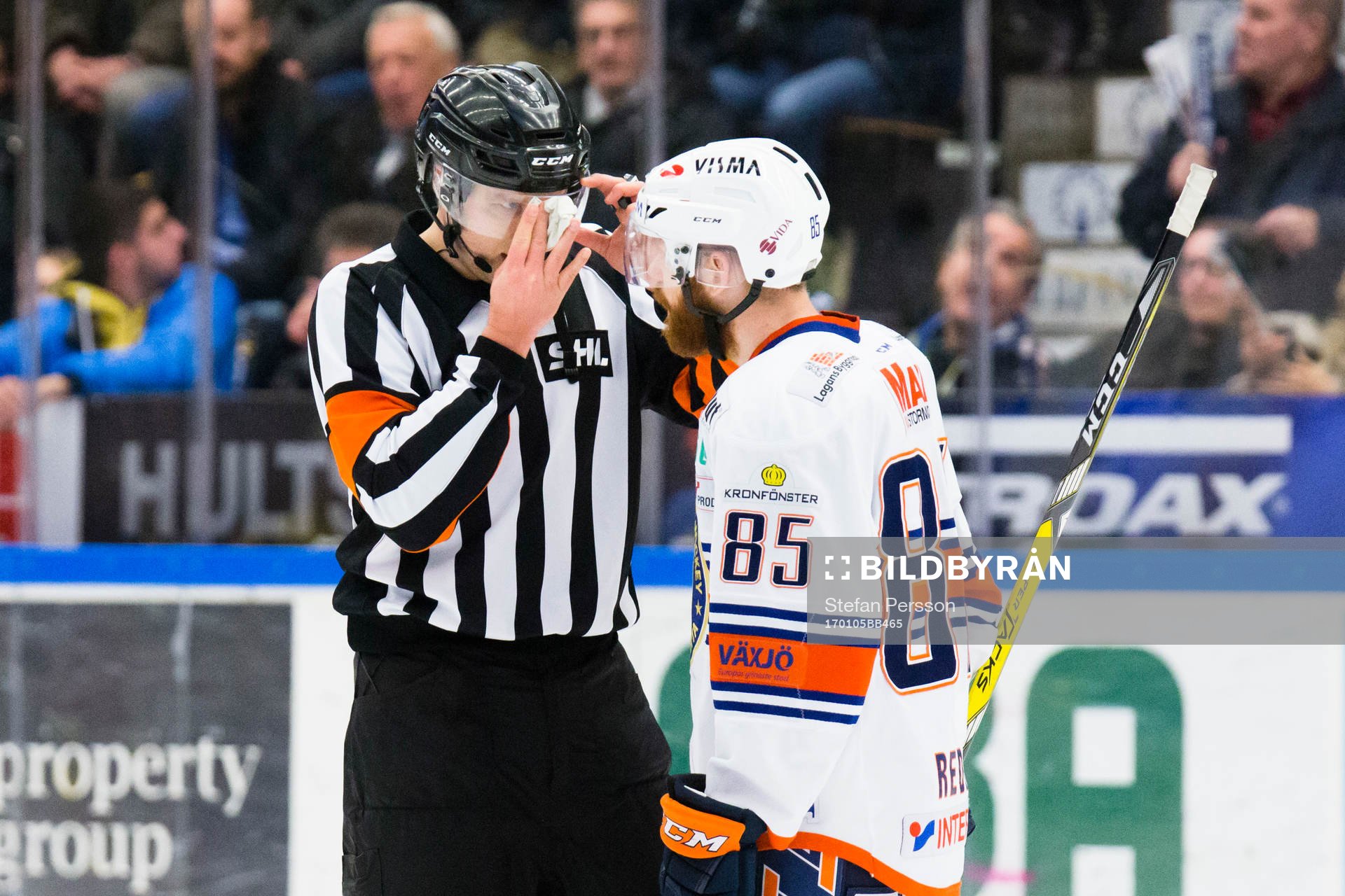 Domaren Aleksi Rantala i diskussion med Växjös Liam Reddox