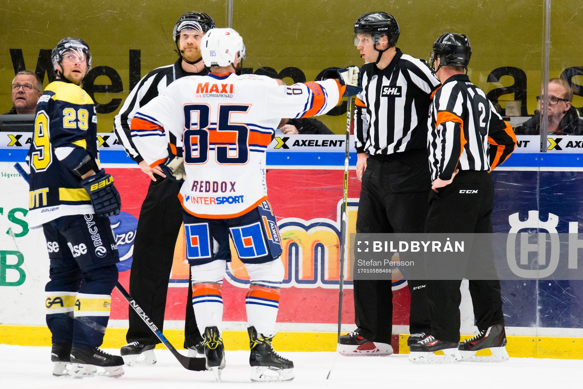 s Chris Abbott och Växjös Liam Reddox framme hos domarna