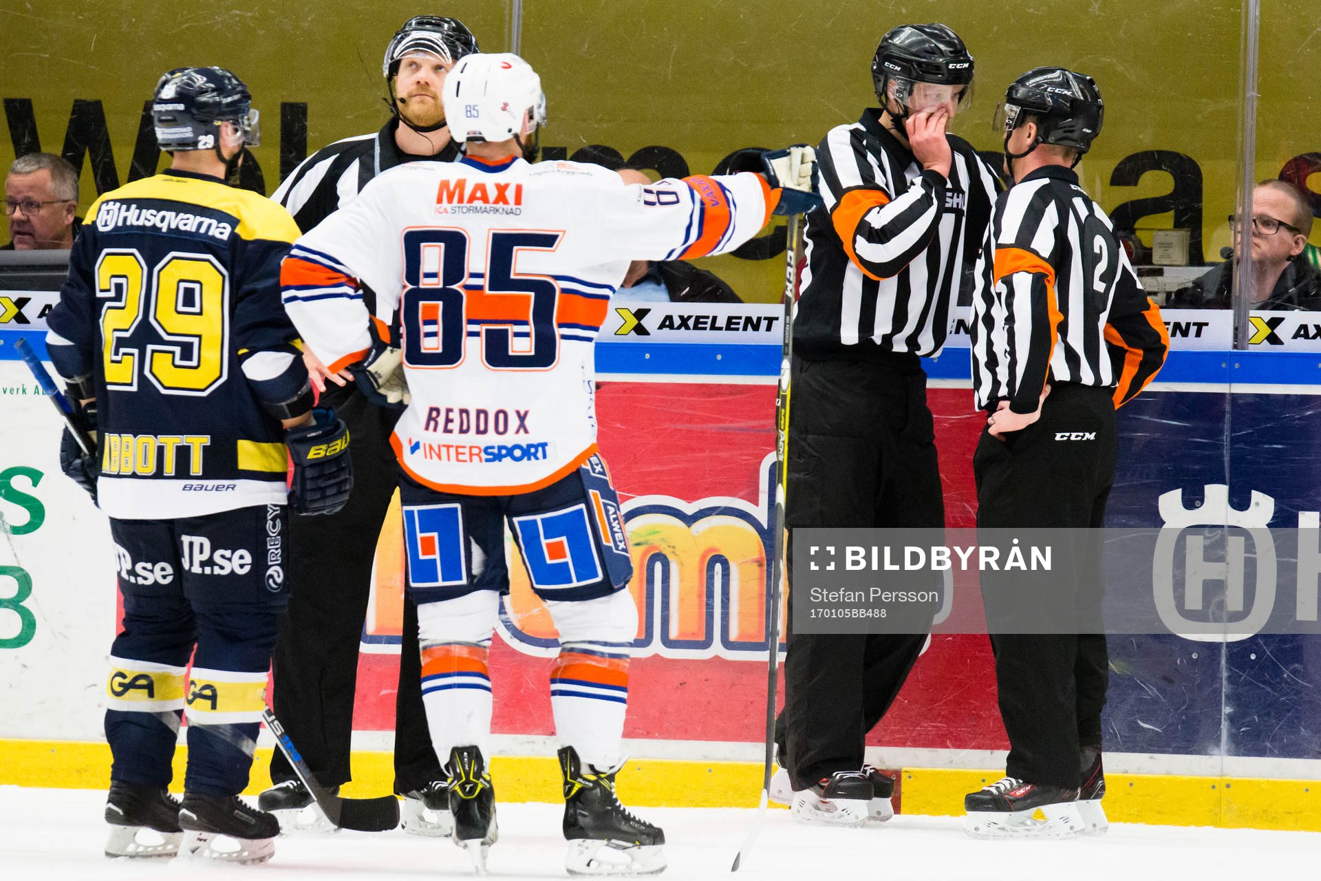 s Chris Abbott och Växjös Liam Reddox framme hos domarna