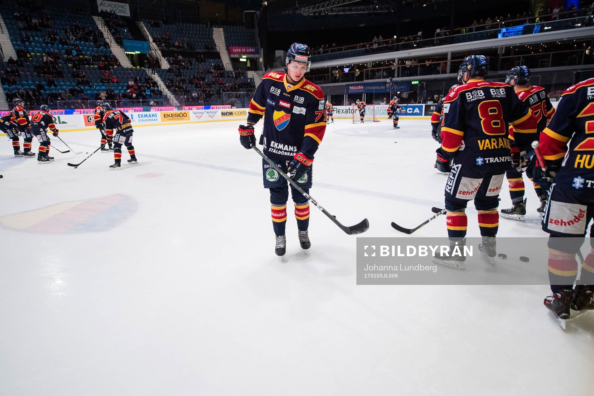 Djurgårdens Adam Ollas Mattsson värmer upp