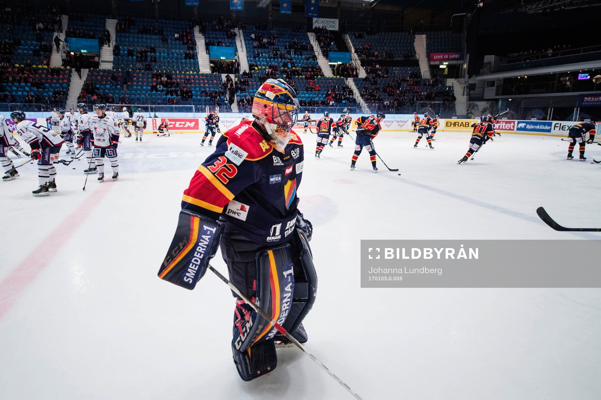 Djurgårdens målvakt Mikael Tellqvist värmer upp