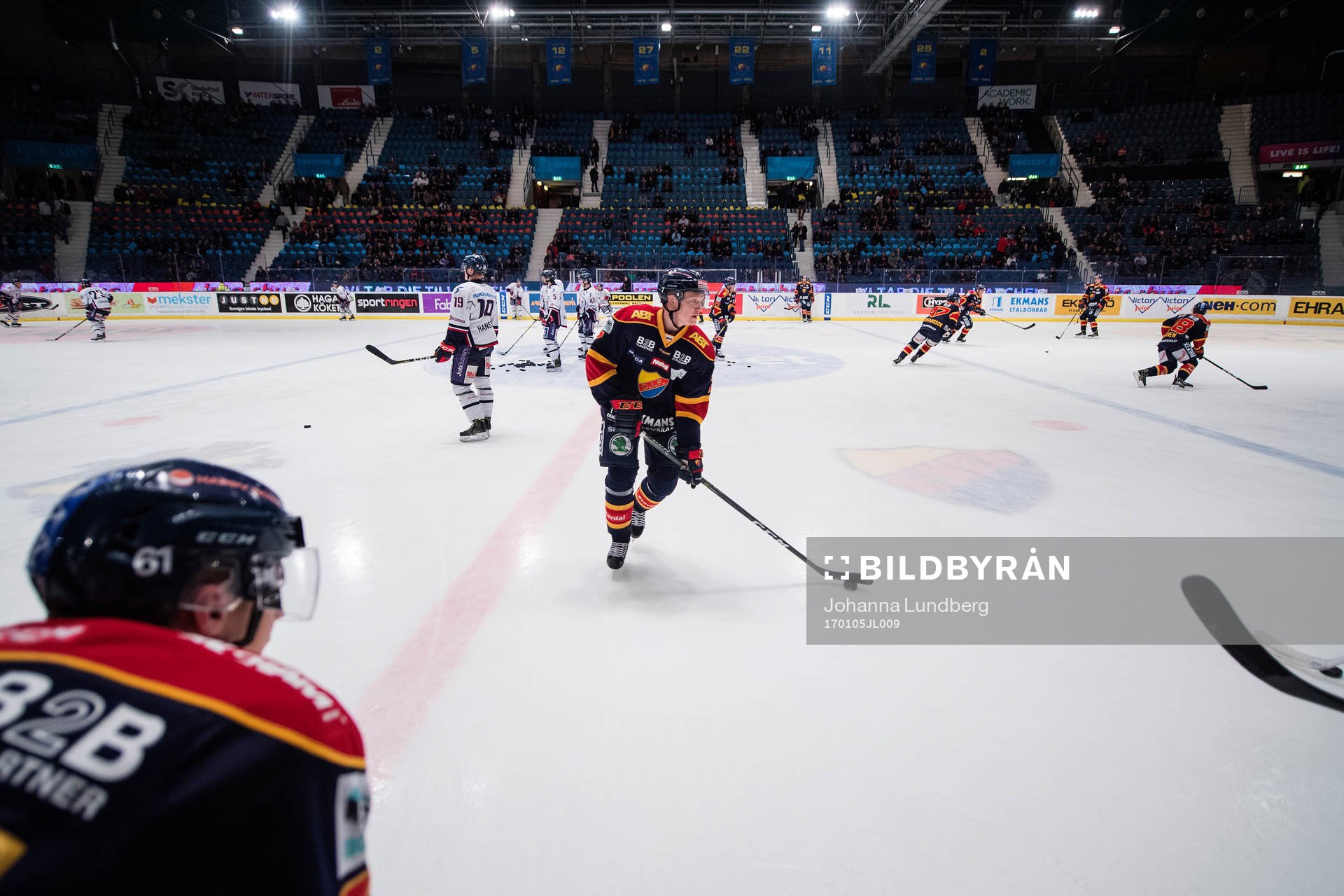 Djurgårdens Emil Johansson värmer upp