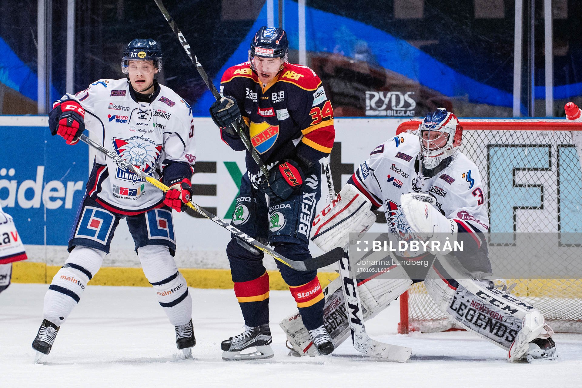 Djurgårdens Daniel Brodin framför Linköpings Kristian