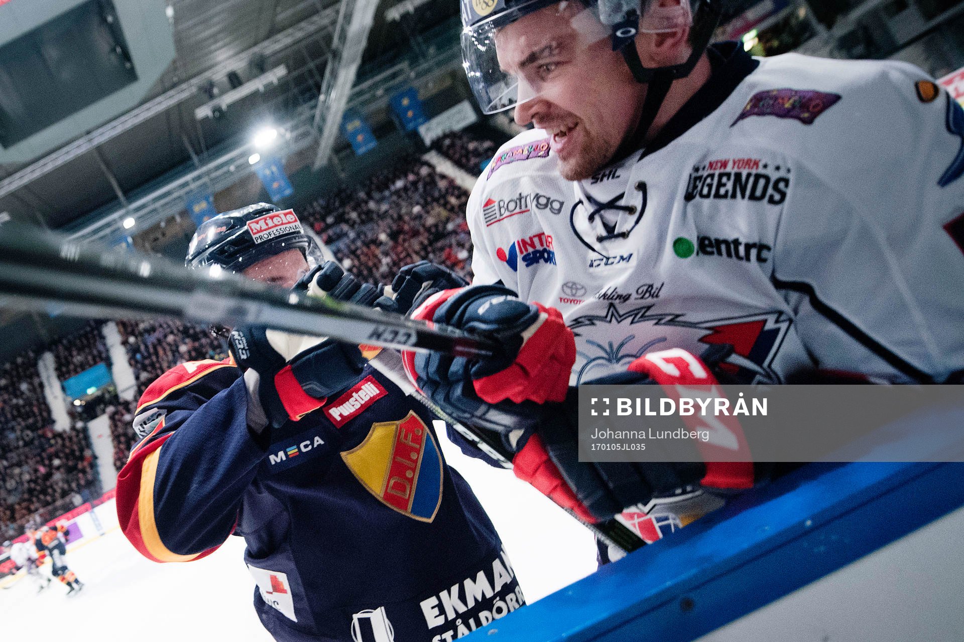 Djurgårdens Marcus Högström med en tackling på