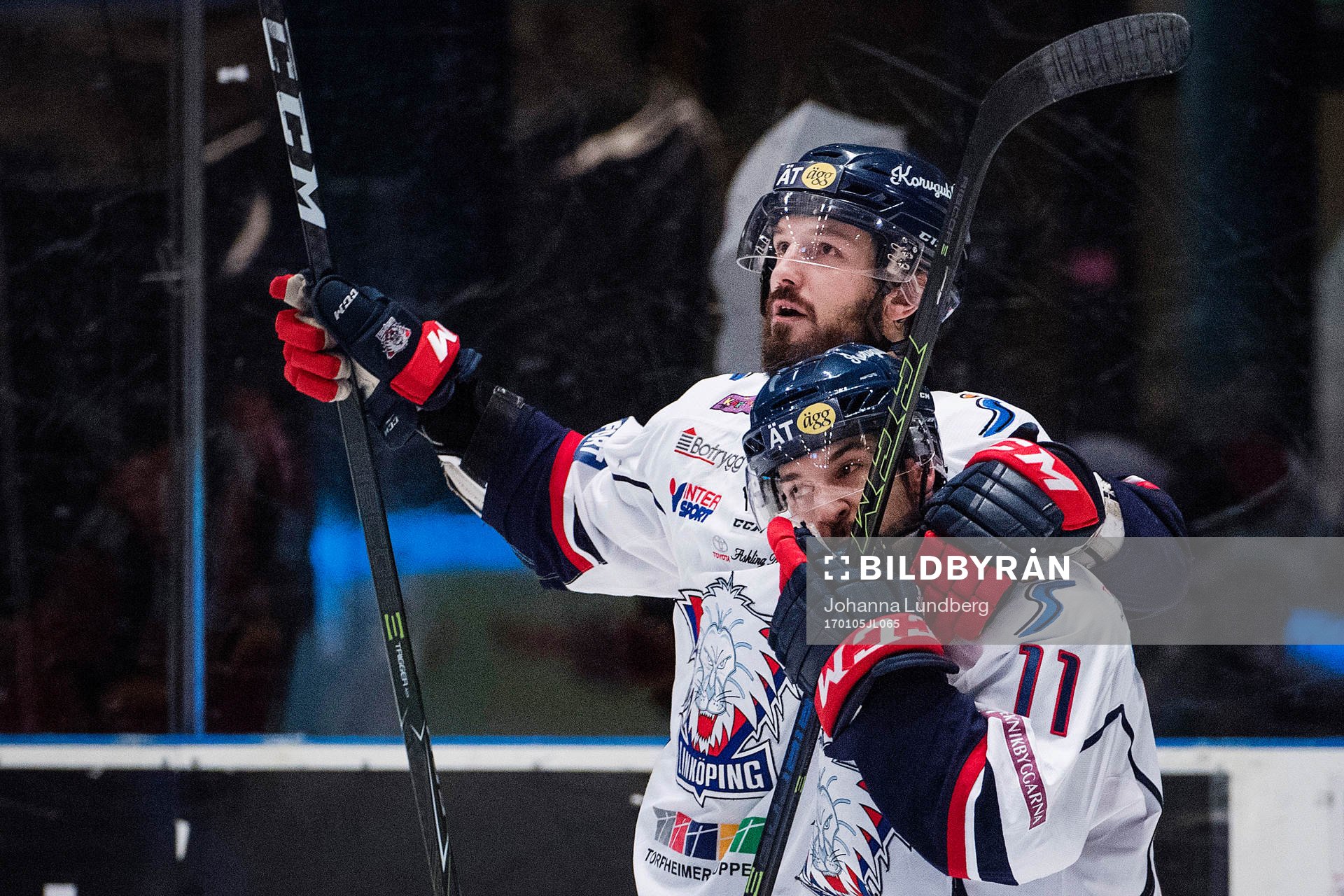 Linköpings Niklas Persson och Garret Roe jublar