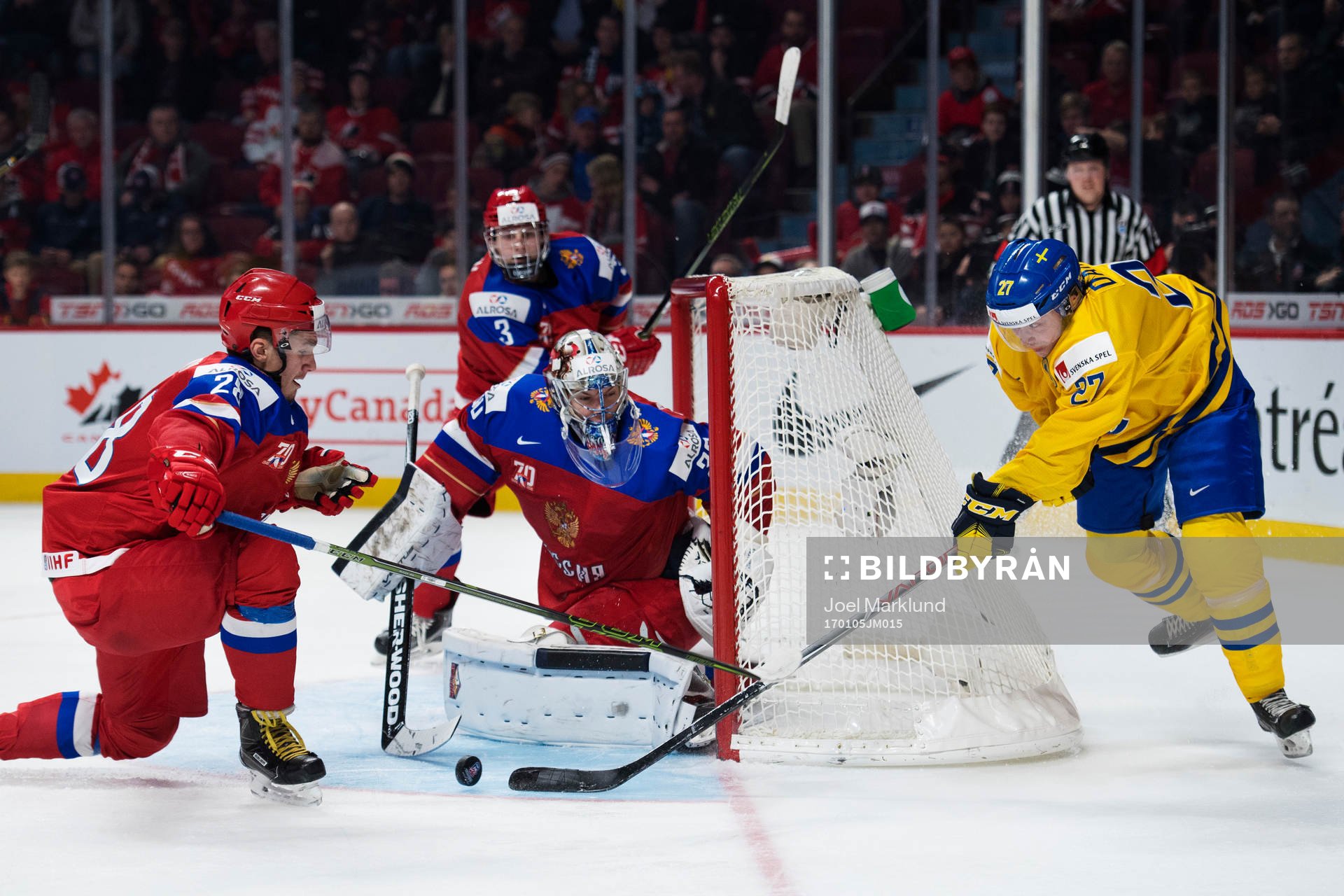 Rysslands Yegor Rykov och målvakt Ilya Samsonov utmanas av